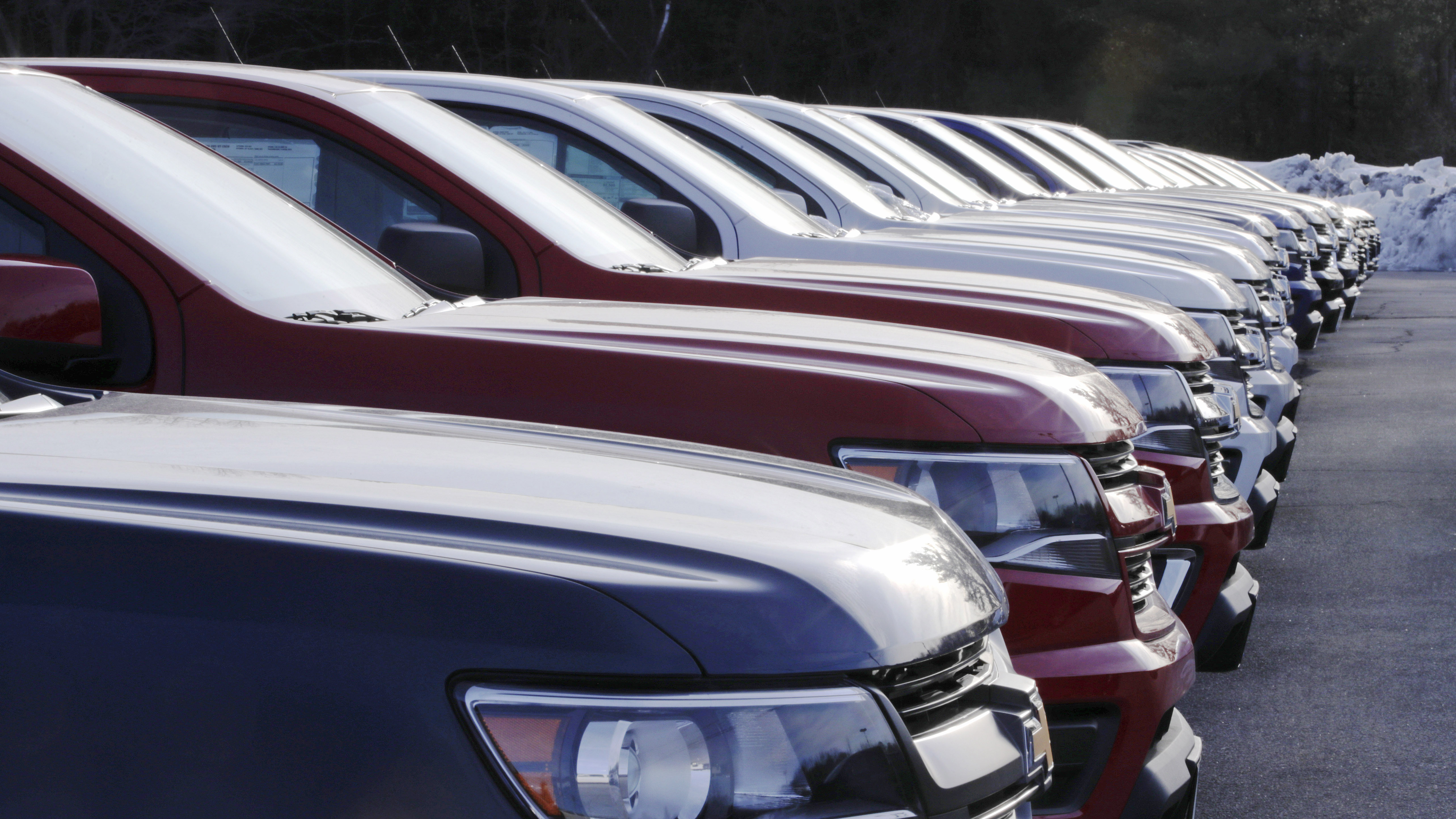 Confident consumers lift US retail sales in December