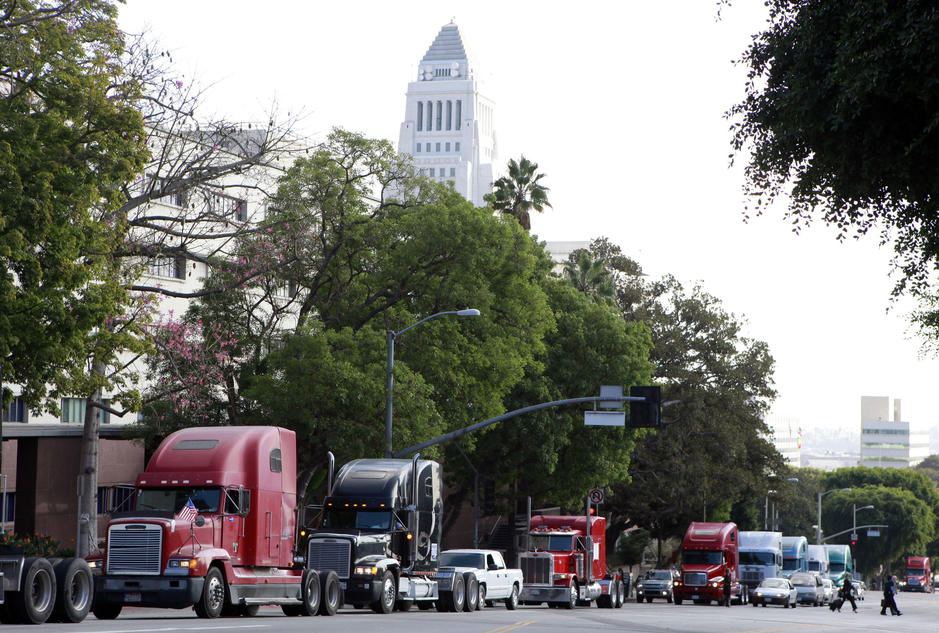 Judge halts California labor law as it relates to truckers