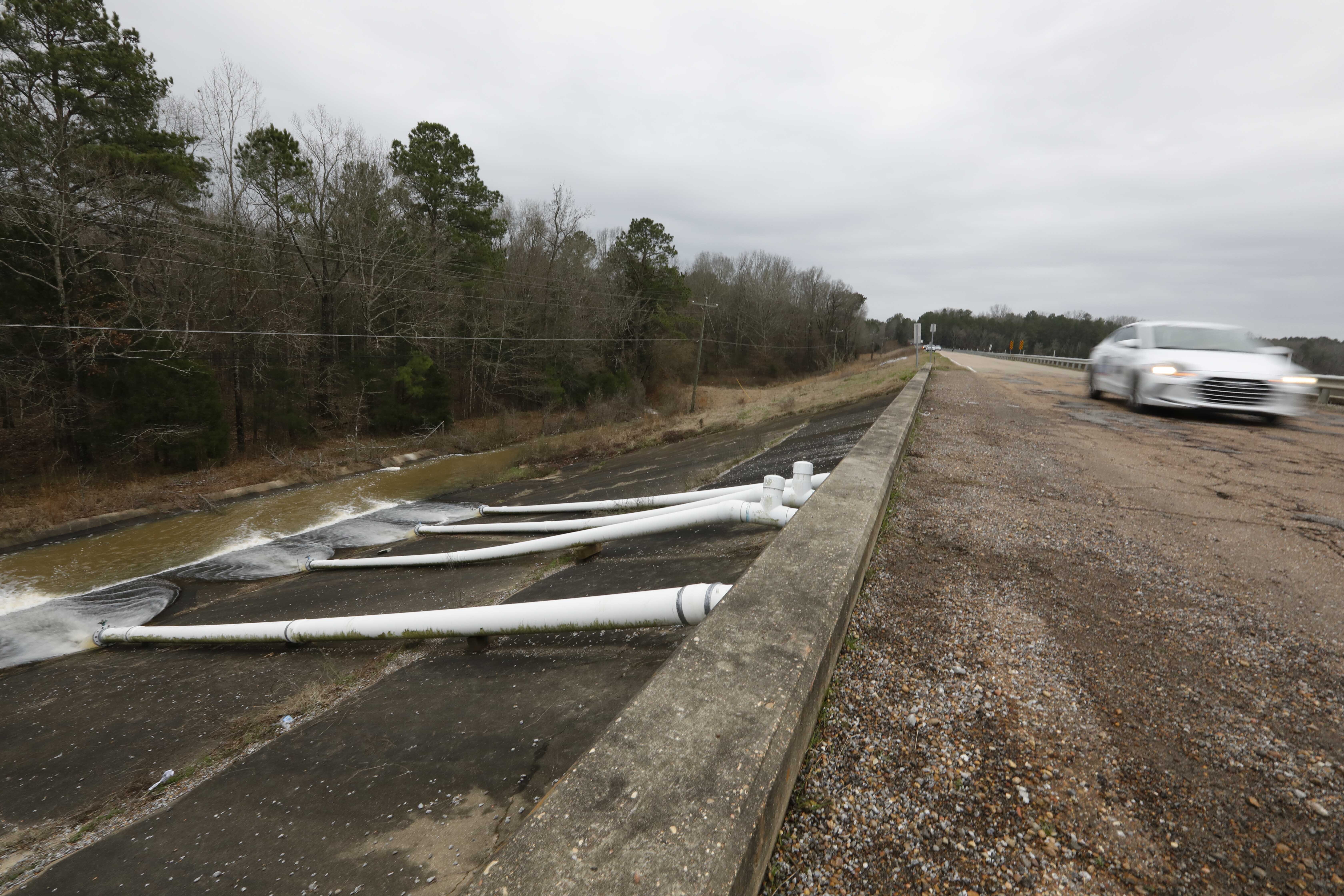 New sinkhole found at endangered Mississippi dam