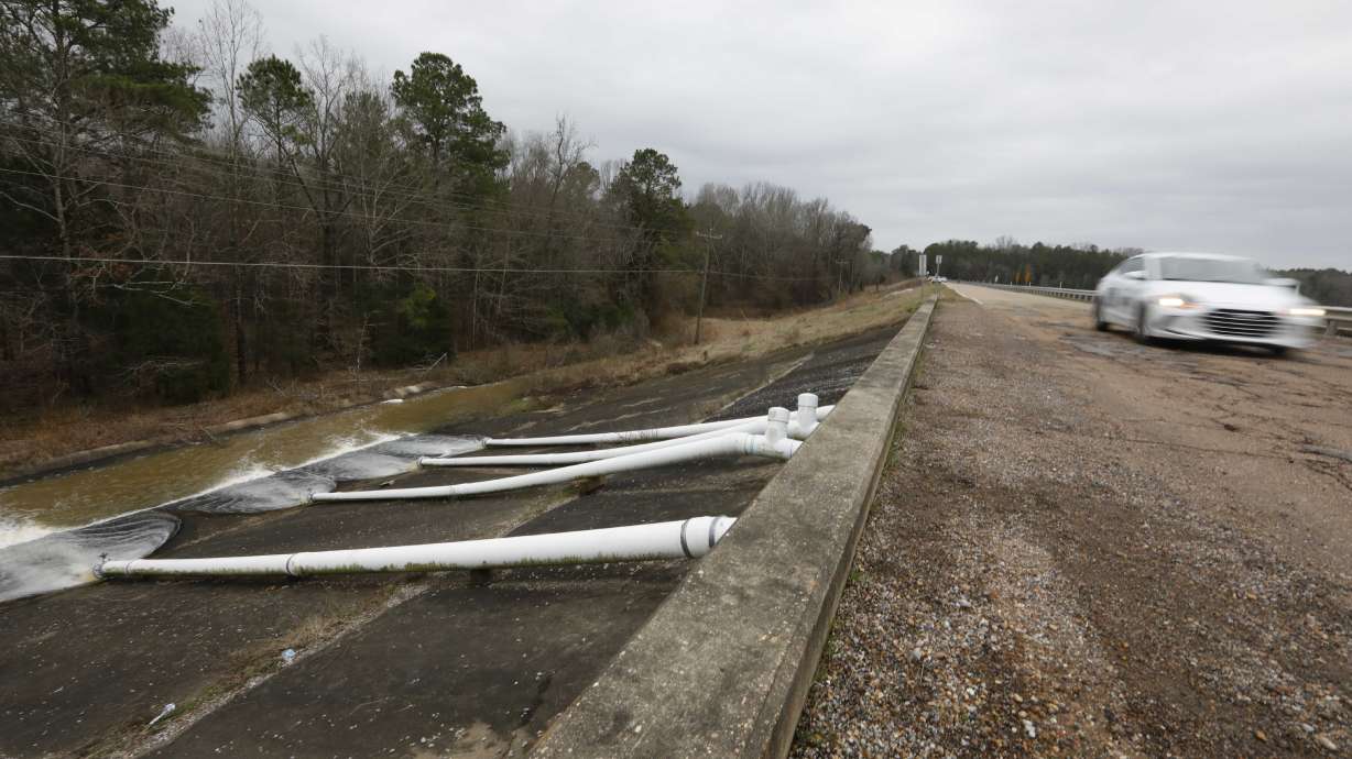 New sinkhole found at endangered Mississippi dam
