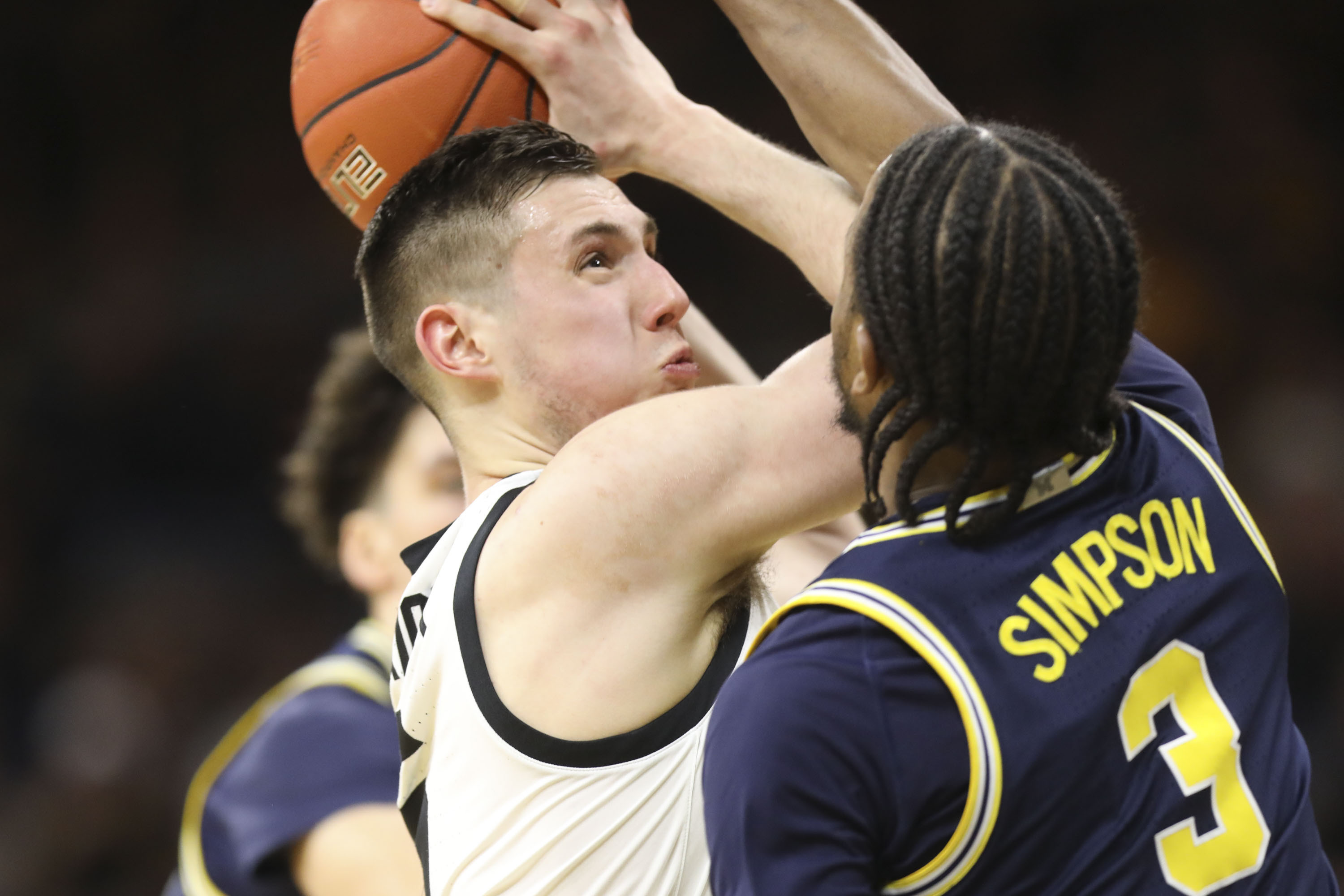 Garza scores 33, Iowa beats No. 19 Michigan 90-83