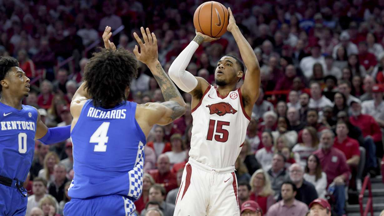 No. 10 Kentucky holds off Arkansas after Calipari ejection