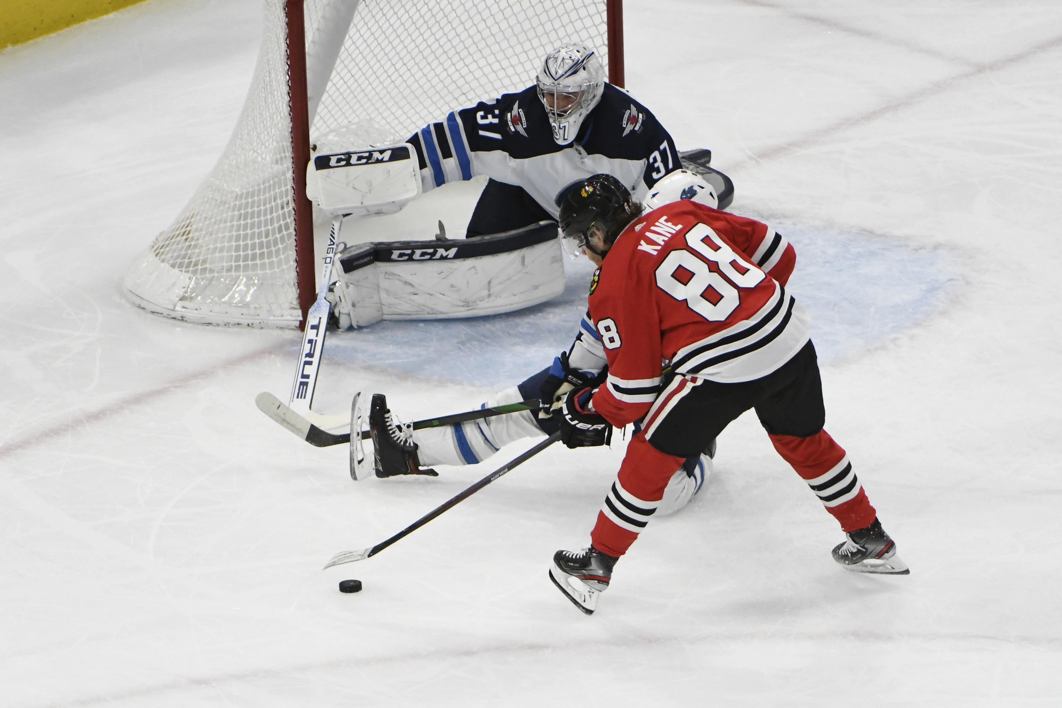 Kane gets 1,000th point, Blackhawks beat Jets 5-2