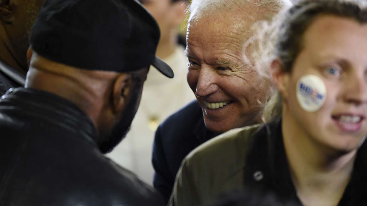 2020 Democratic contenders link arms in MLK Jr. Day march