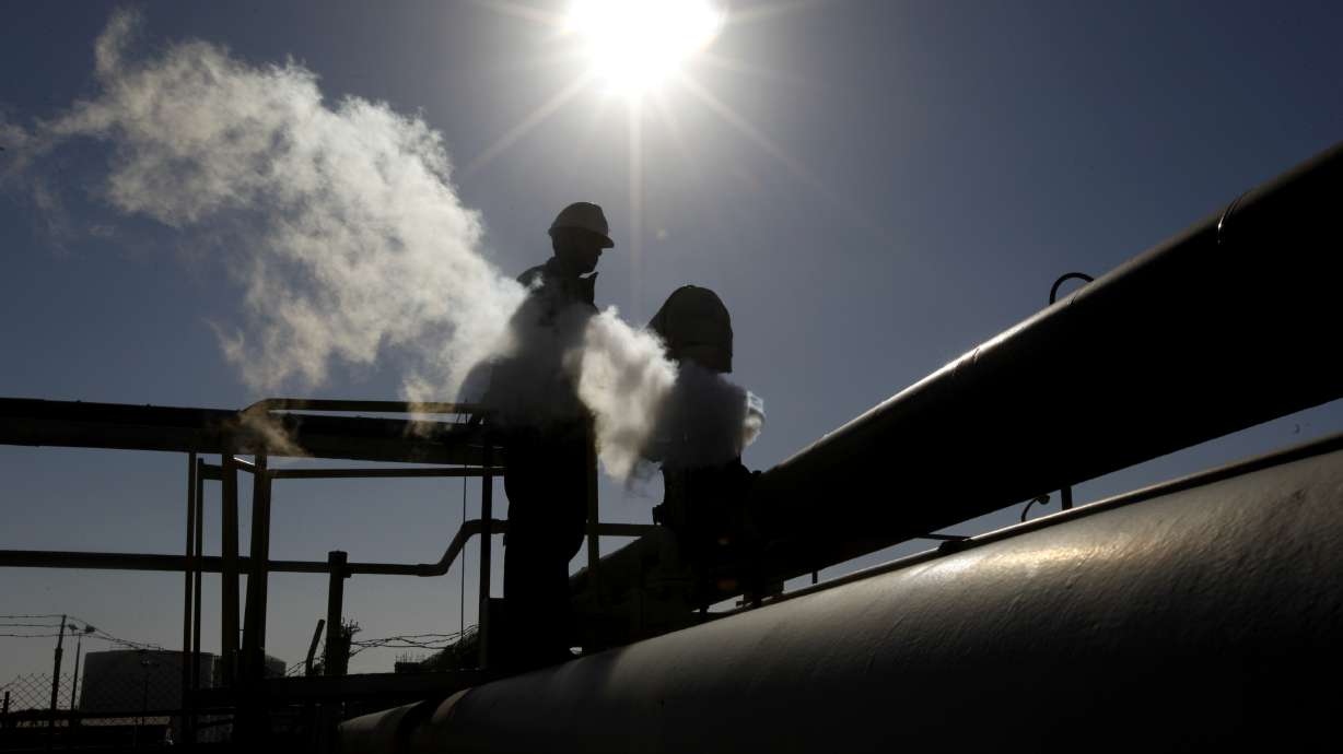 Libyan oil fields remain shut, testing peace summit