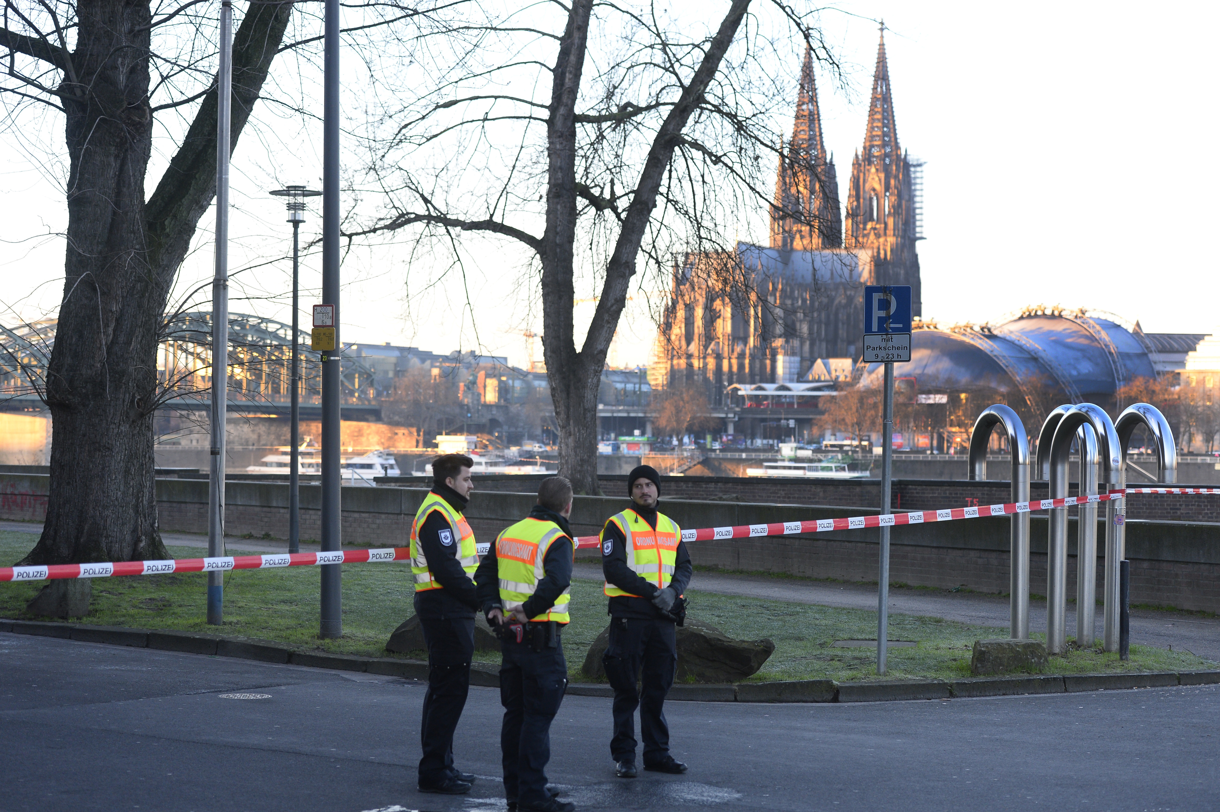 Experts defuse World War II bomb in German city of Cologne