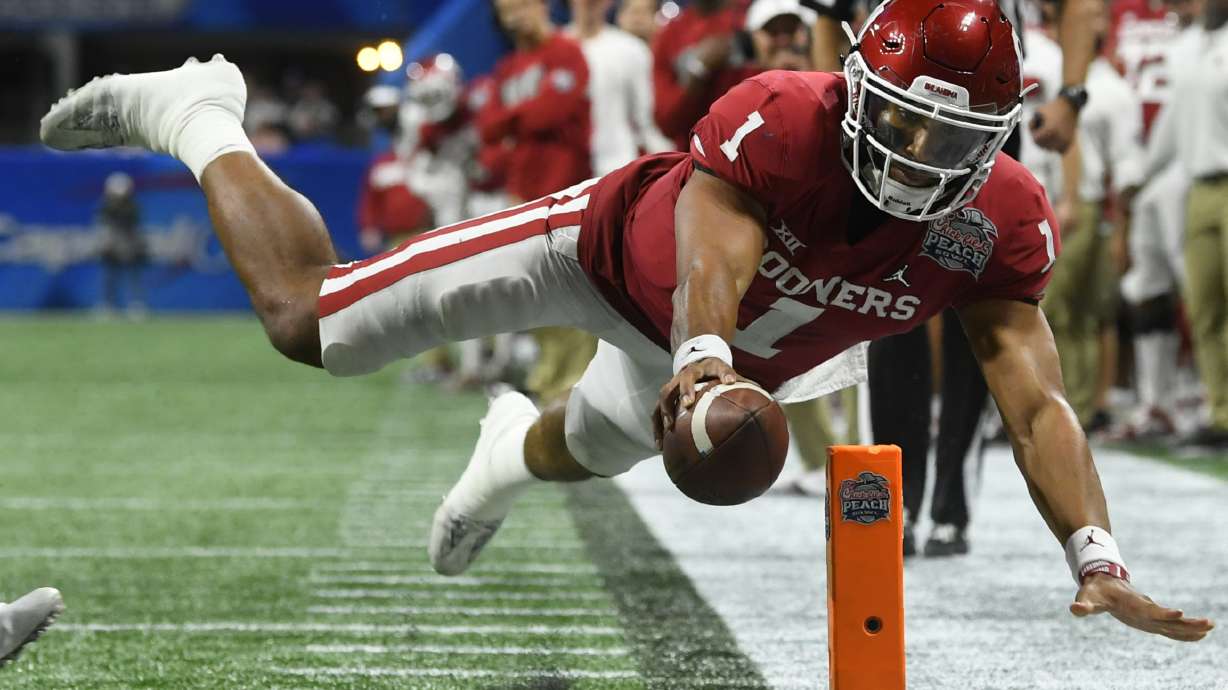 Jalen Hurts eyes NFL, with 'boulder' not chip on shoulder