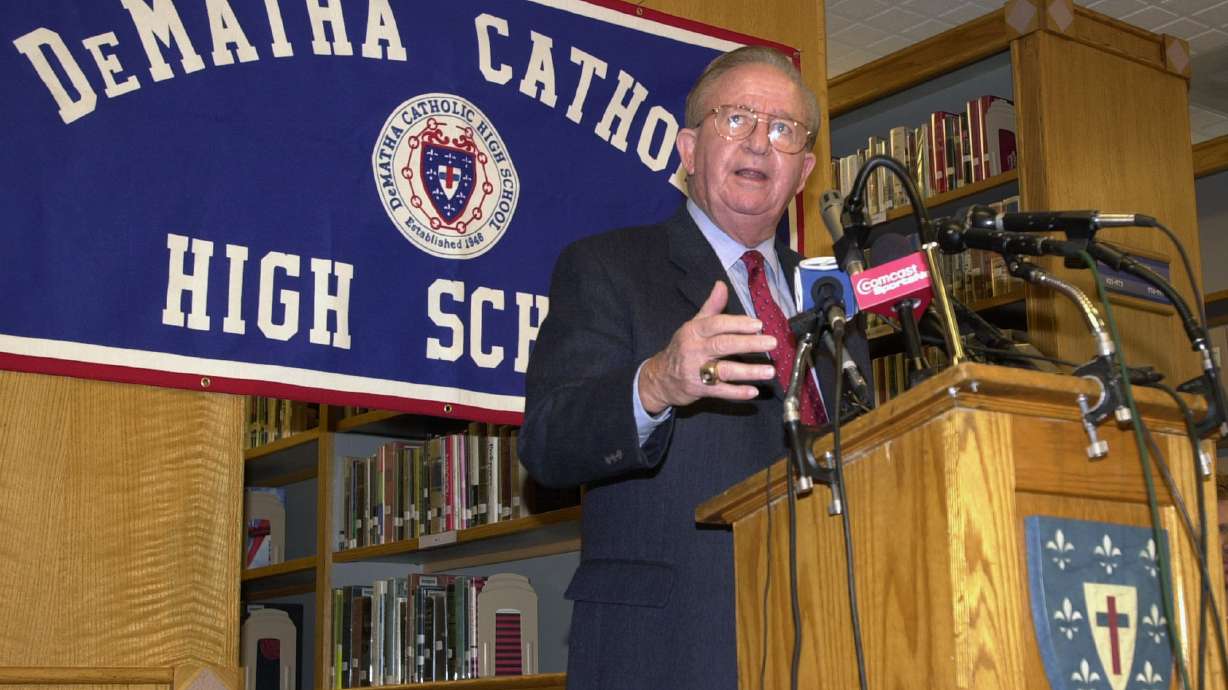 Hall of Fame HS basketball coach Morgan Wootten dies at 88