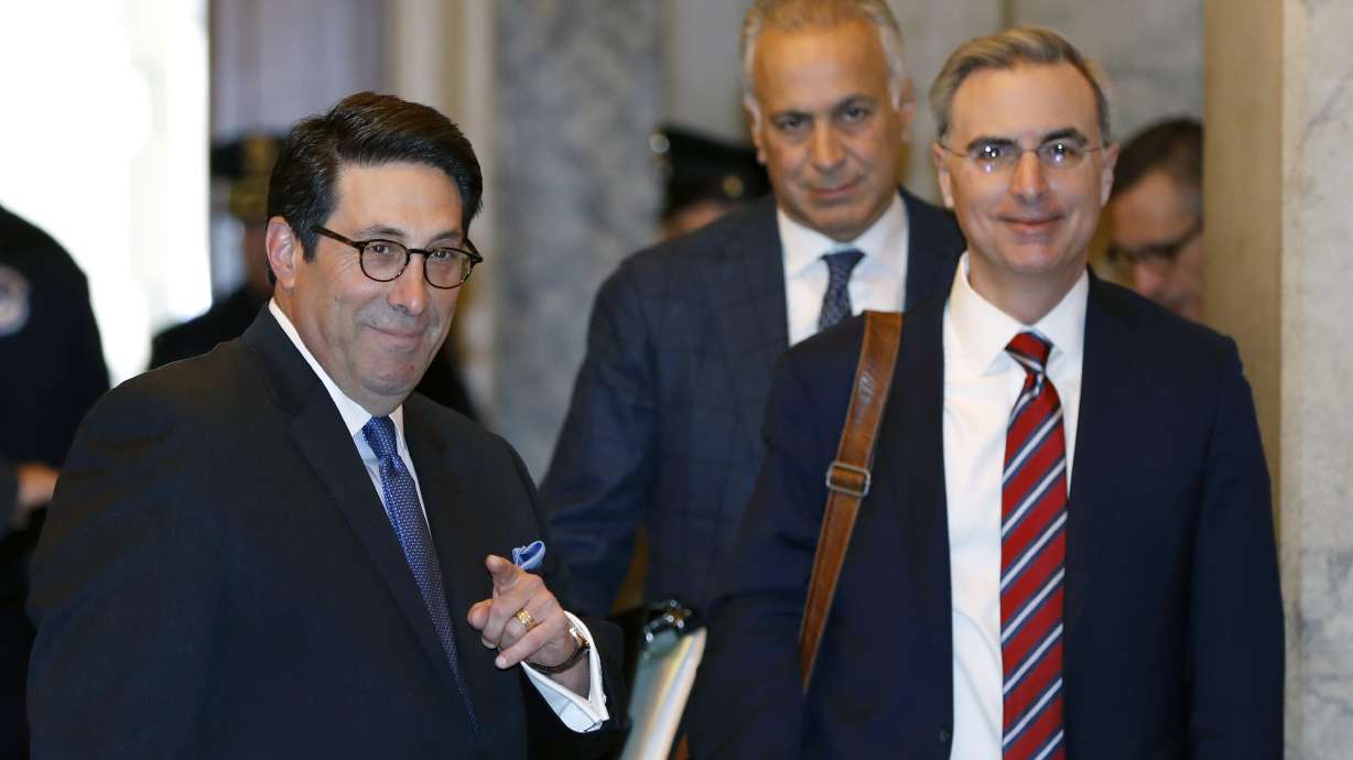 Democrats appeal for GOP help to convict 'corrupt' Trump