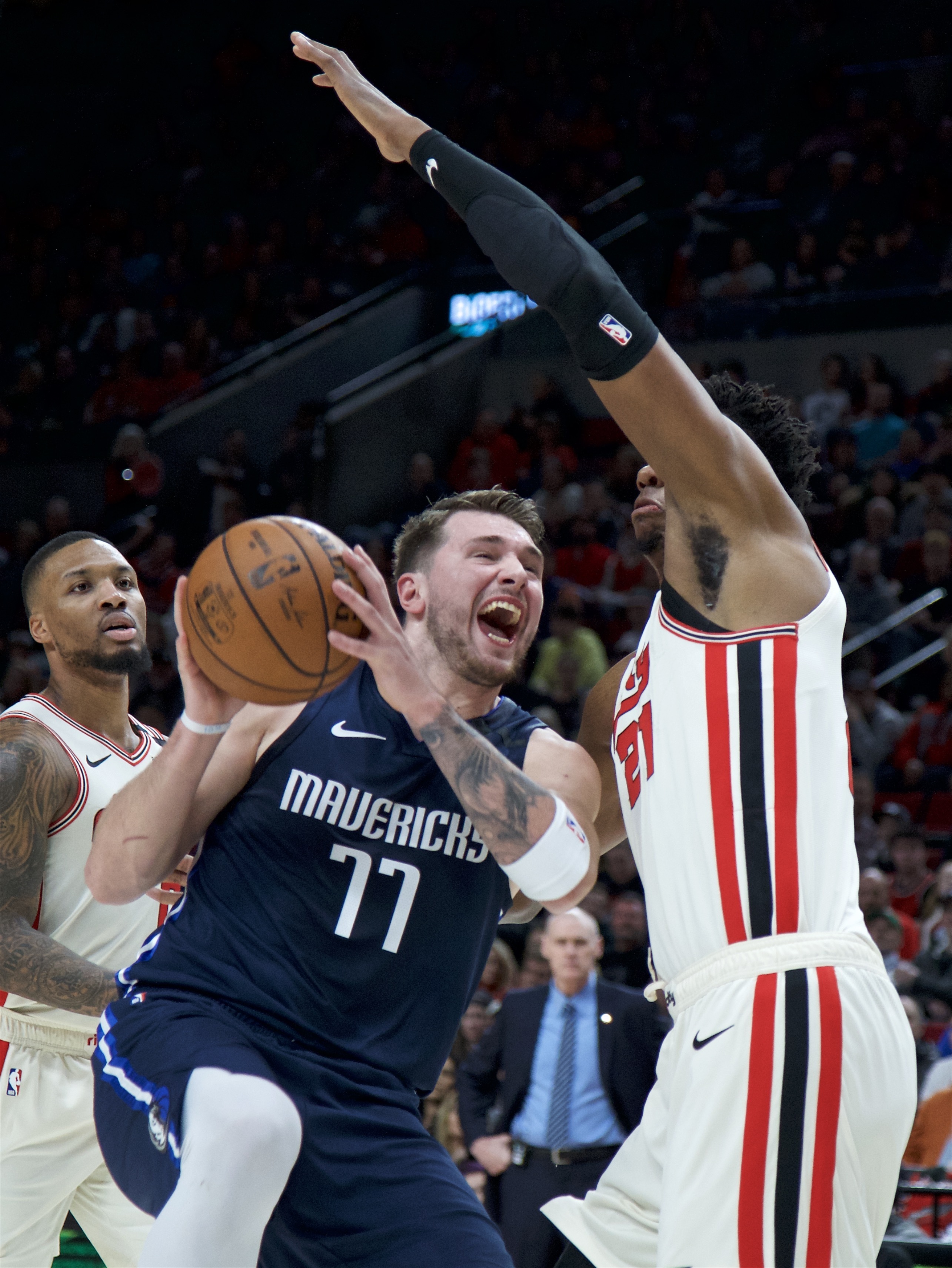 Mavericks make 22 3-pointers, beat Trail Blazers 133-125