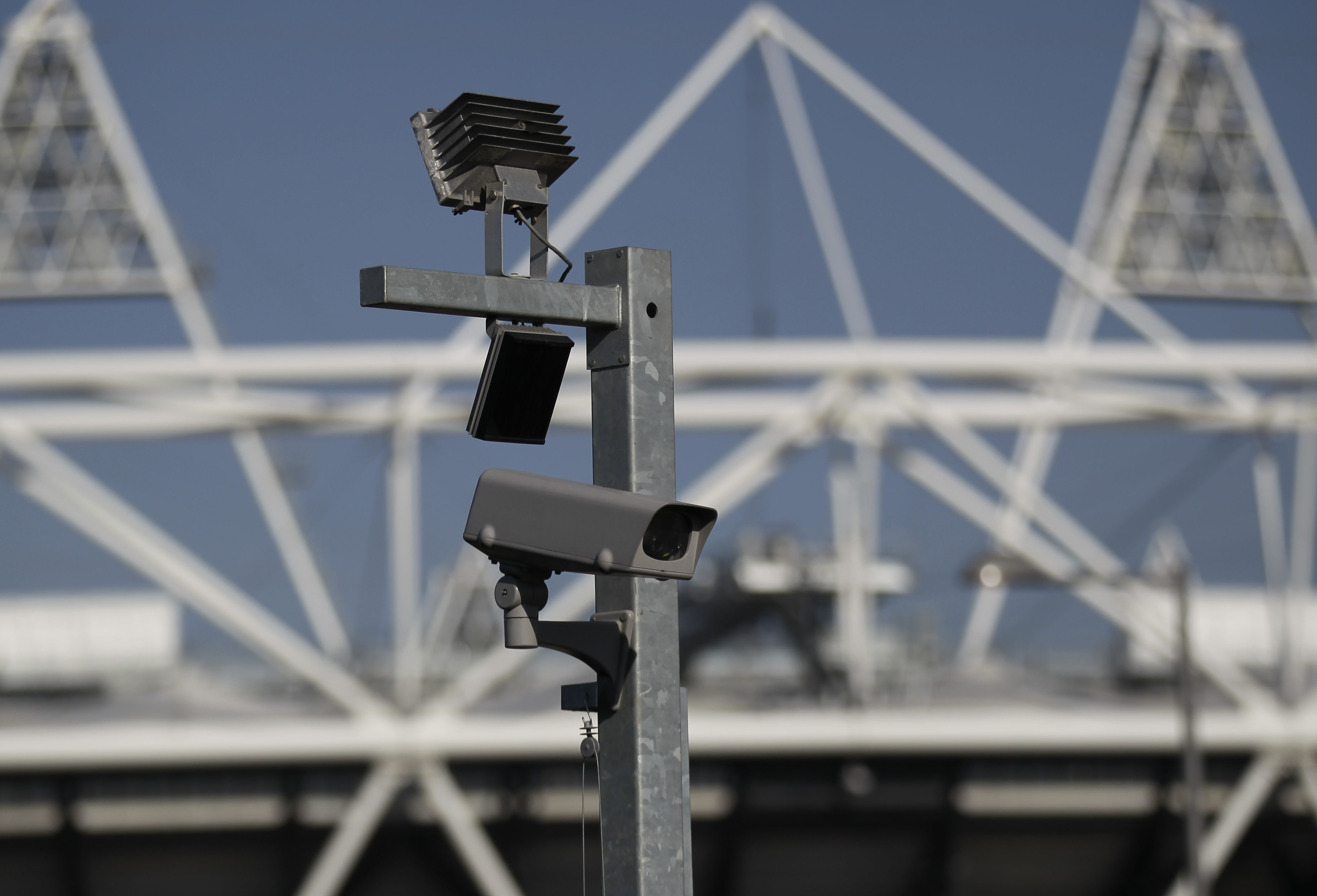 London police to use face scan tech, stoking privacy fears