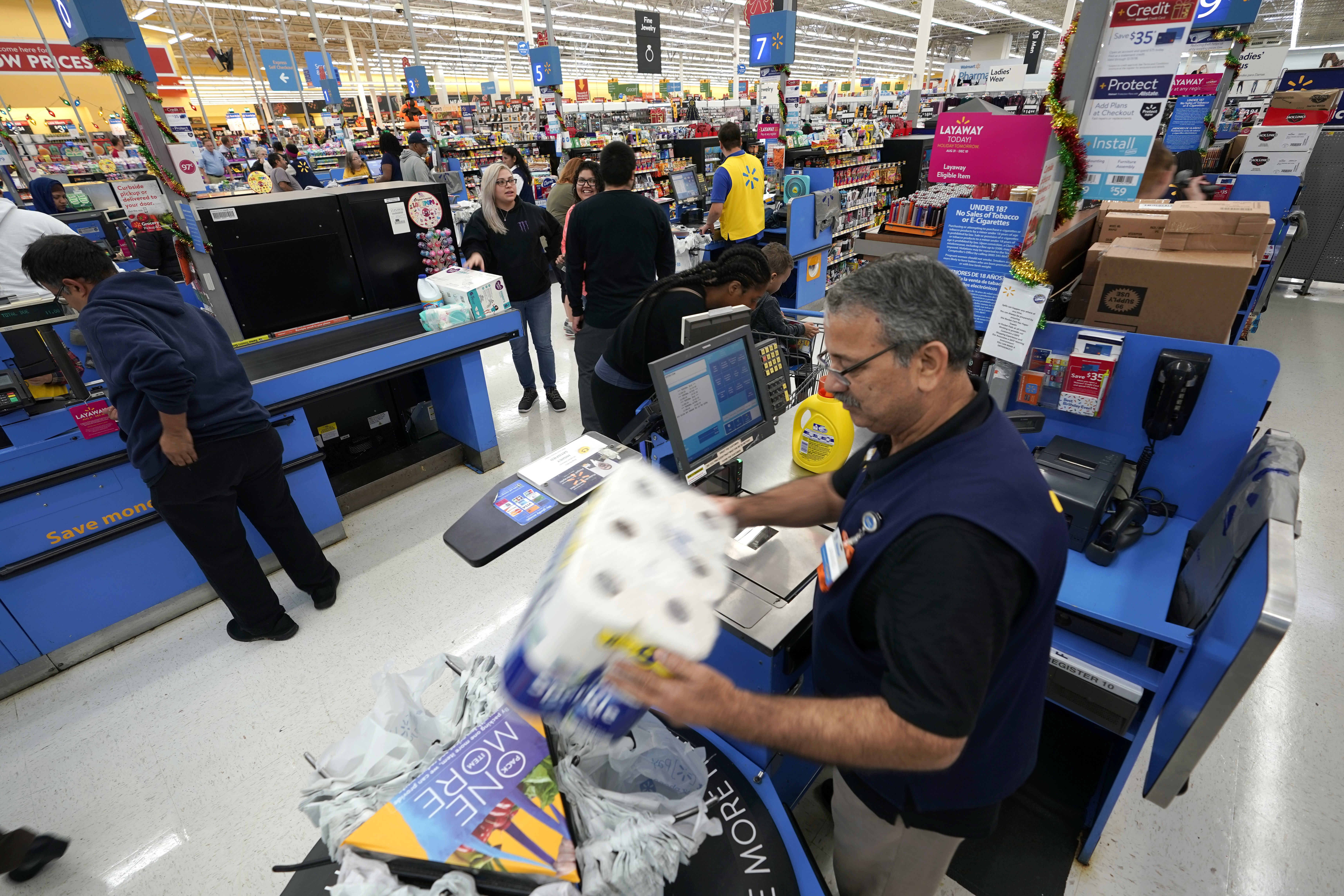 Walmart tests higher hourly starting wages in 500 stores