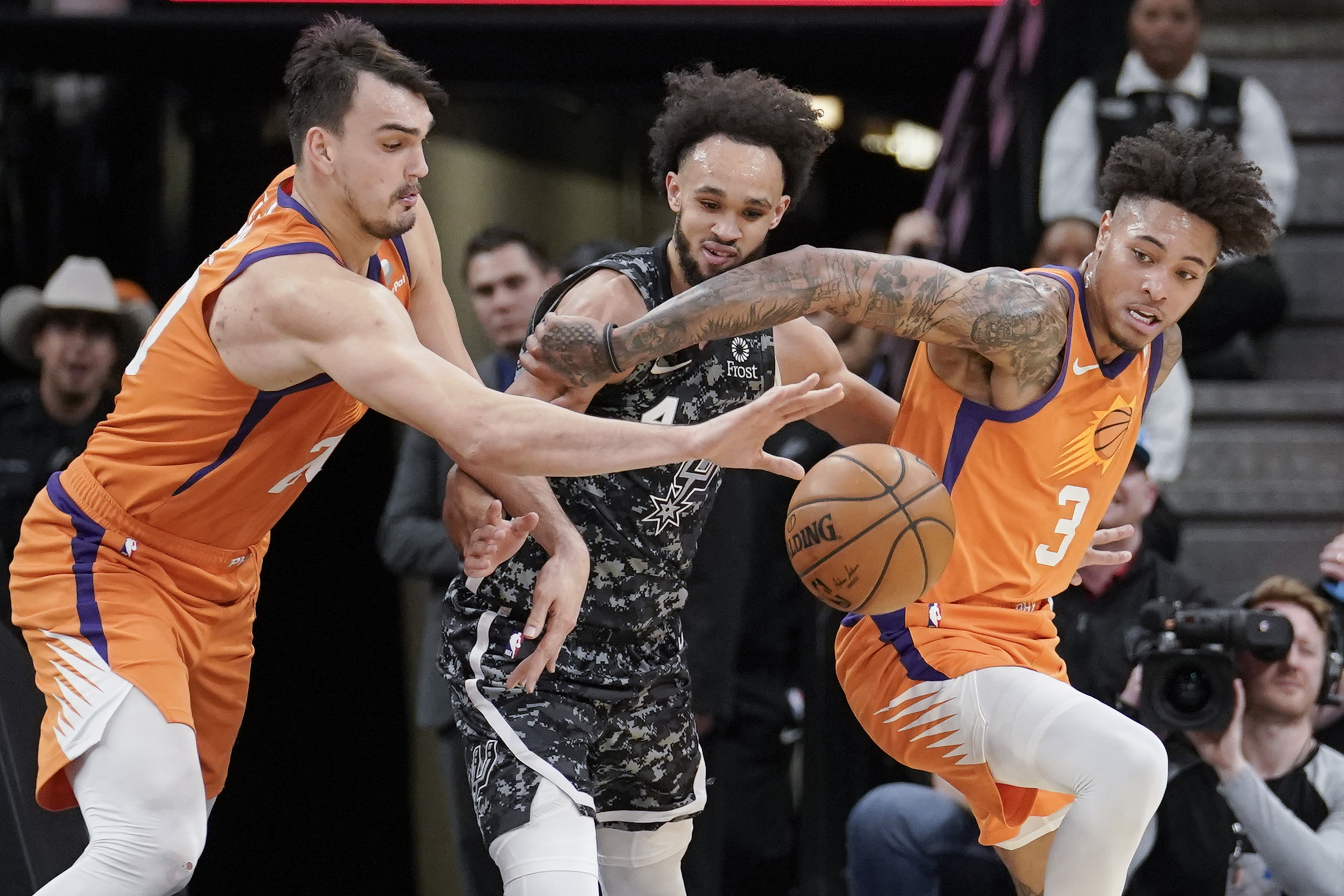 Suns snap 11-game skid in San Antonio, topple Spurs 103-99
