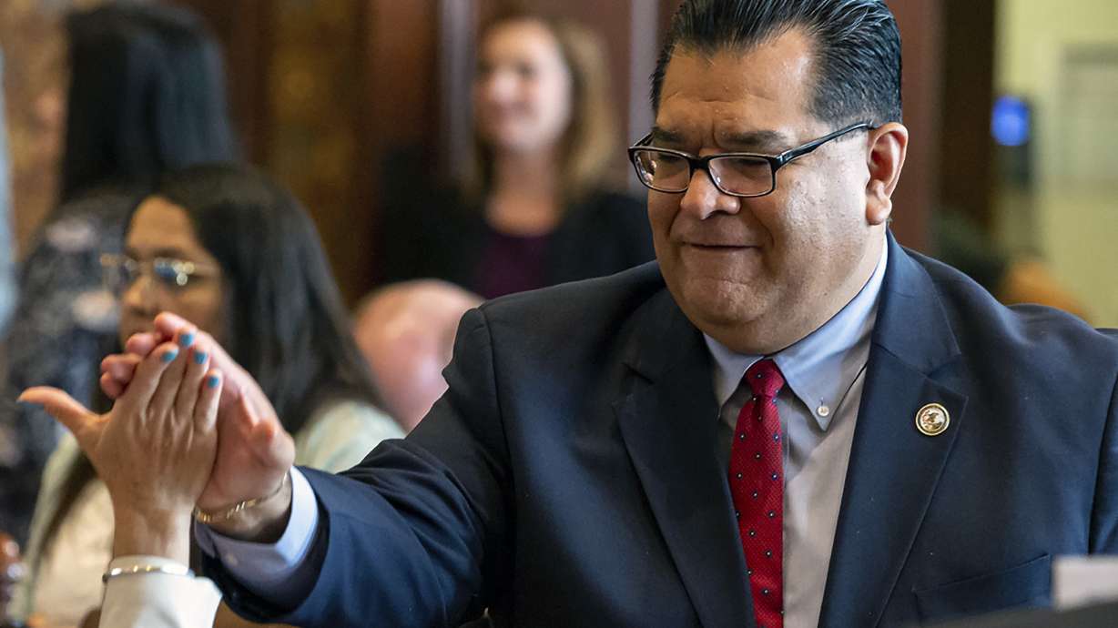 Ex-Illinois lawmaker charged with red-light camera bribery