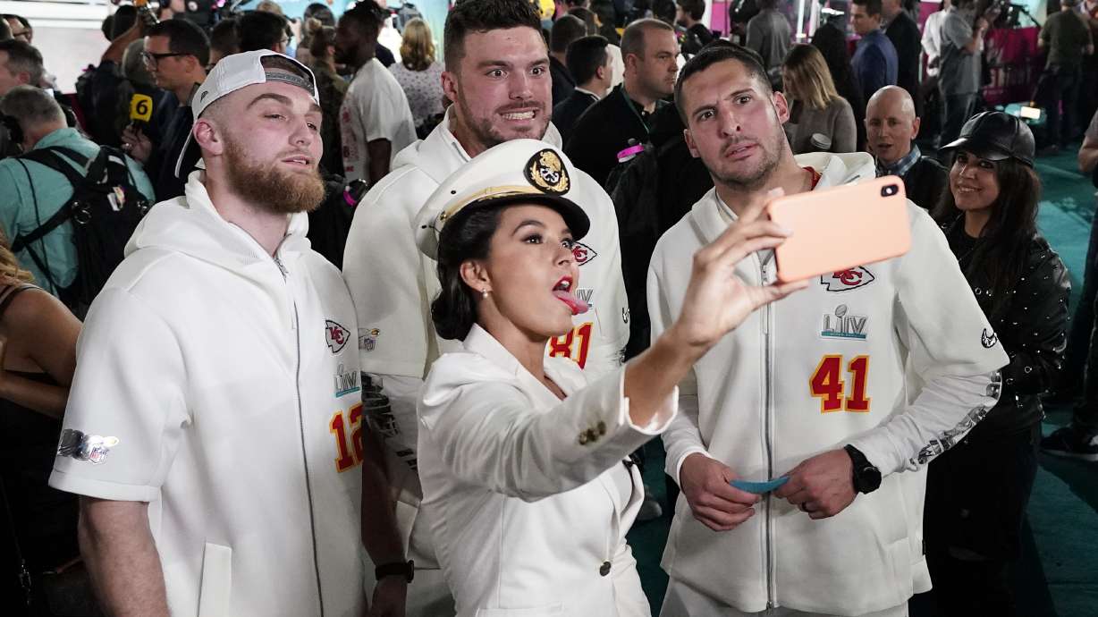 Tribute for Kobe Bryant kicks off Super Bowl media night