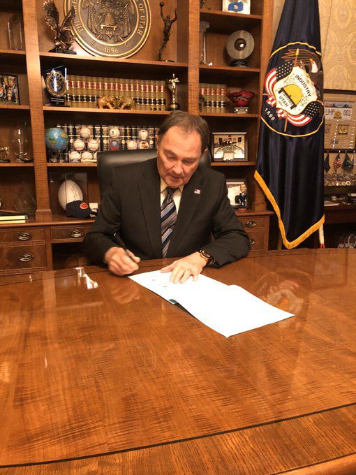 Gov Gary Herbert signs HB185 in his office at the Capitol in Salt Lake City on Tuesday, Jan. 28, 2020. HB185 repeals the tax bill passed during the December 2019 special session. (Photo: Utah Governor’s Office)