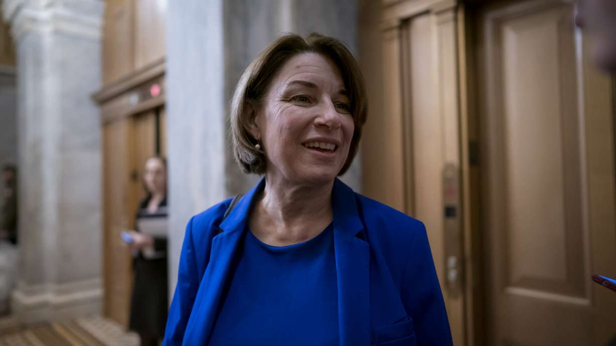 Klobuchar makes quick trip to Iowa in midst of impeachment