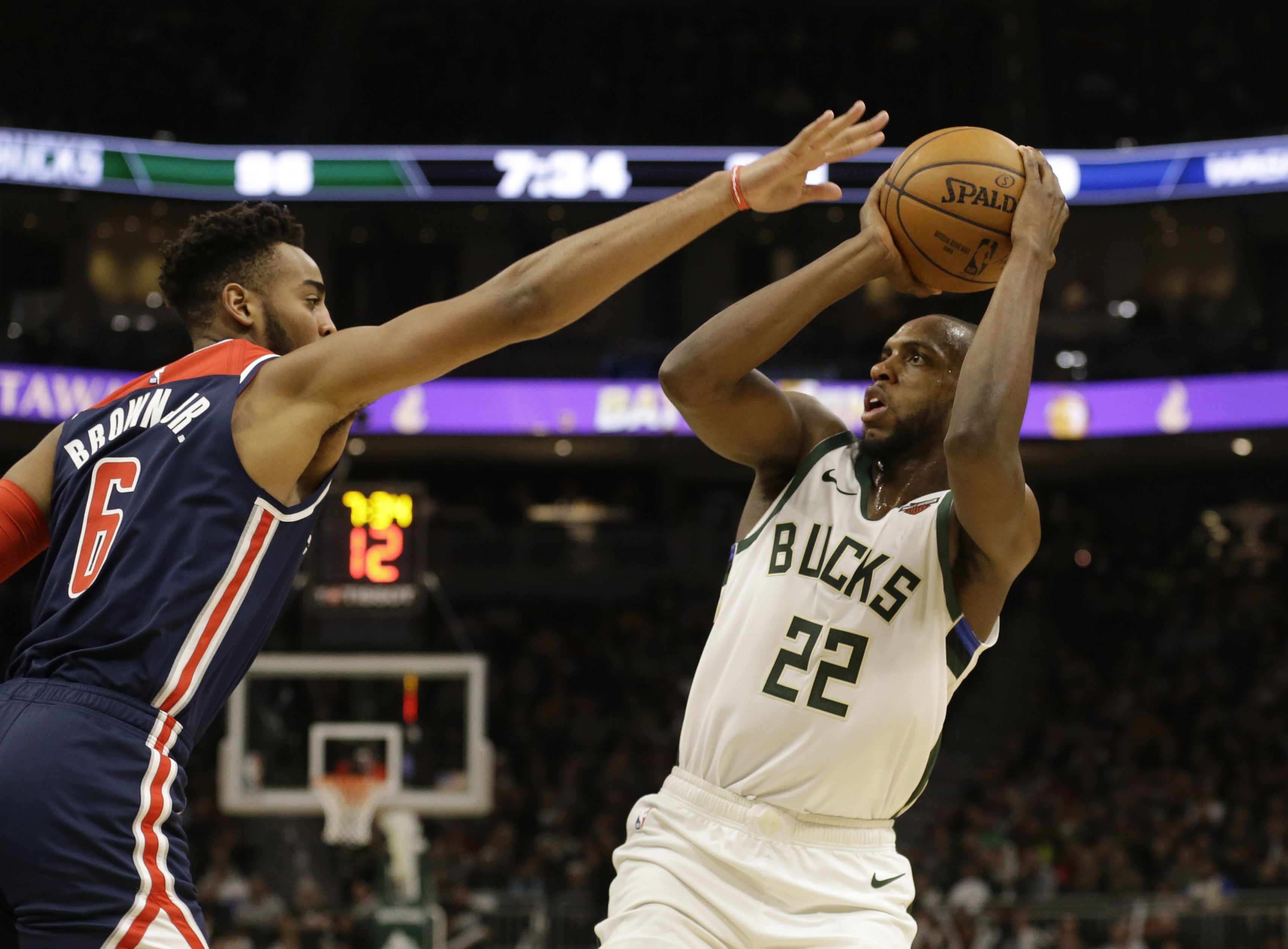 Middleton has career-best 51, Bucks win minus Antetokounmpo