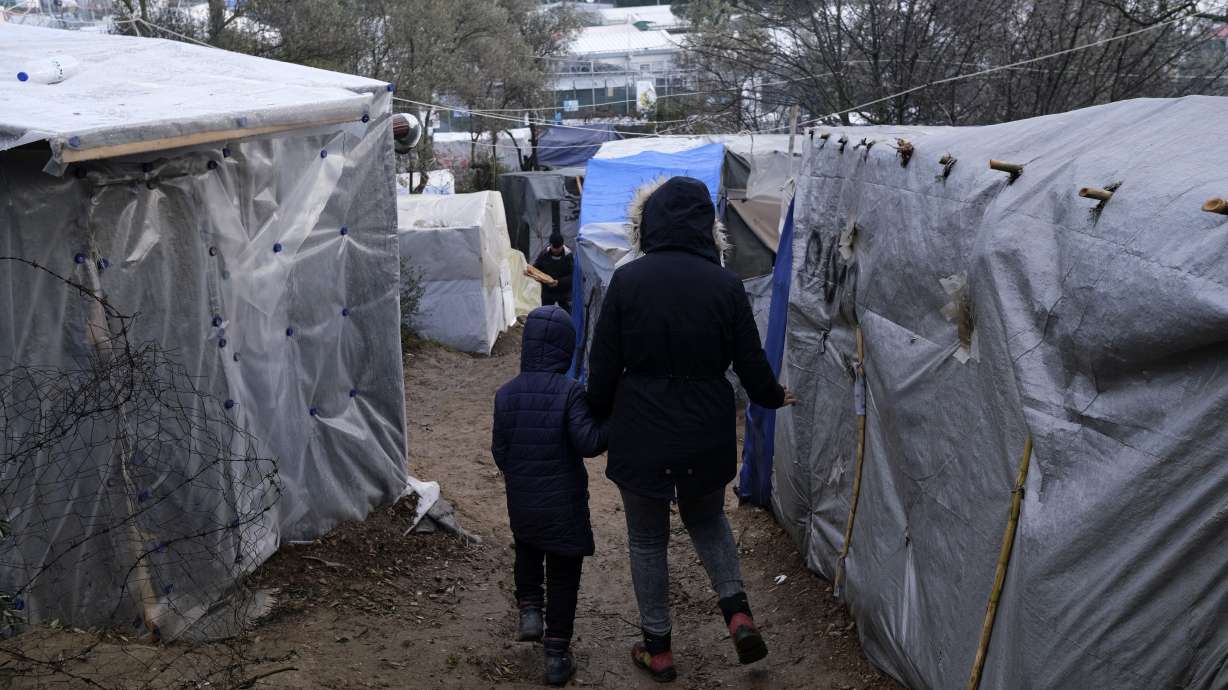 Greece plans floating border barrier to stop migrants