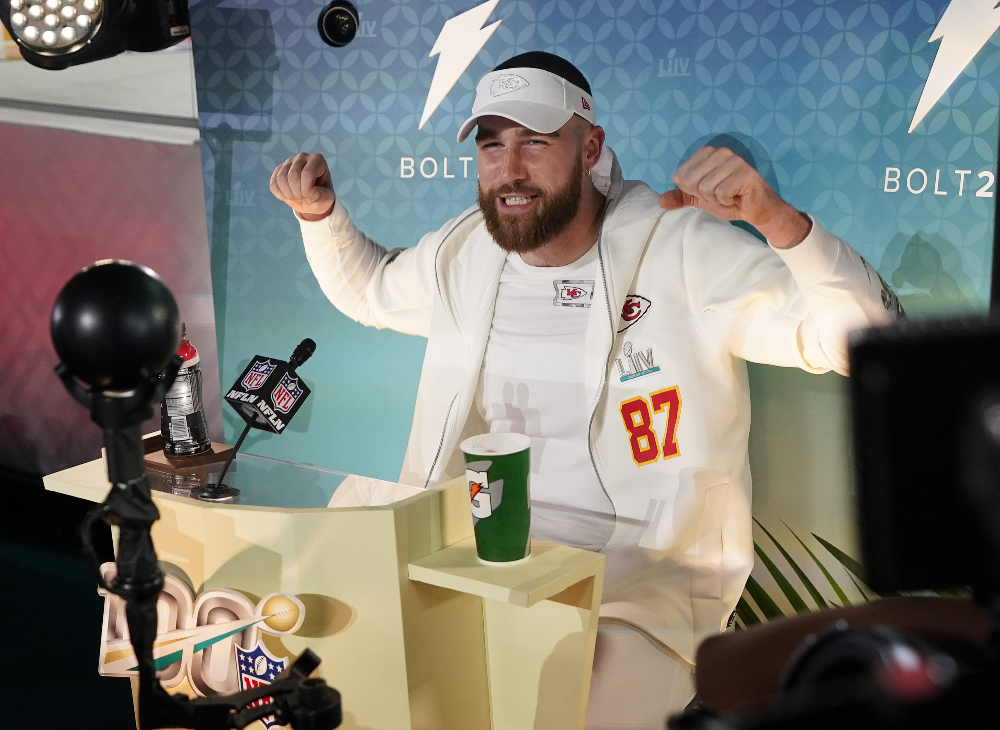 Fun-loving TEs Kelce, Kittle the life of Super Bowl party