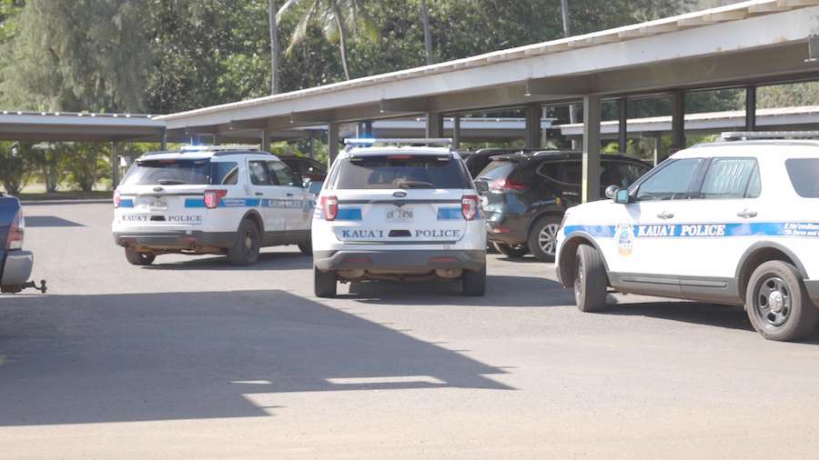 Kauai Police serve a search warrant on an SUV driven by Chad and Lori Daybell. Photo: Eric Grossarth, EastIdahoNews.com