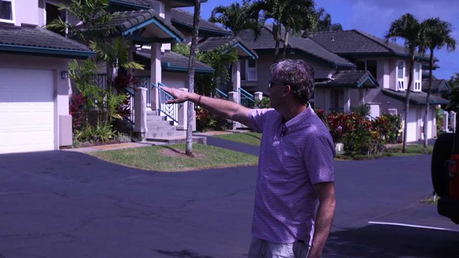 Steve Latham points to the townhome where Chad and Lori Daybell have been staying. Photo: EastIdahoNews