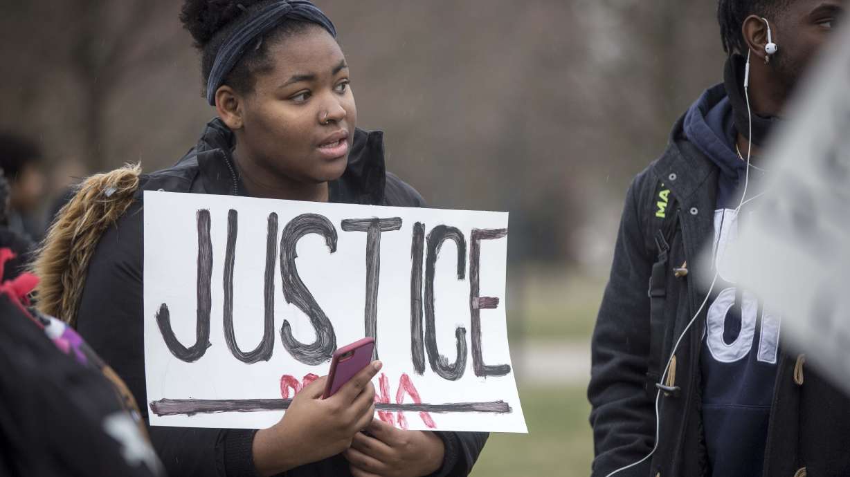 Ball State students seek retirement of cop calling professor