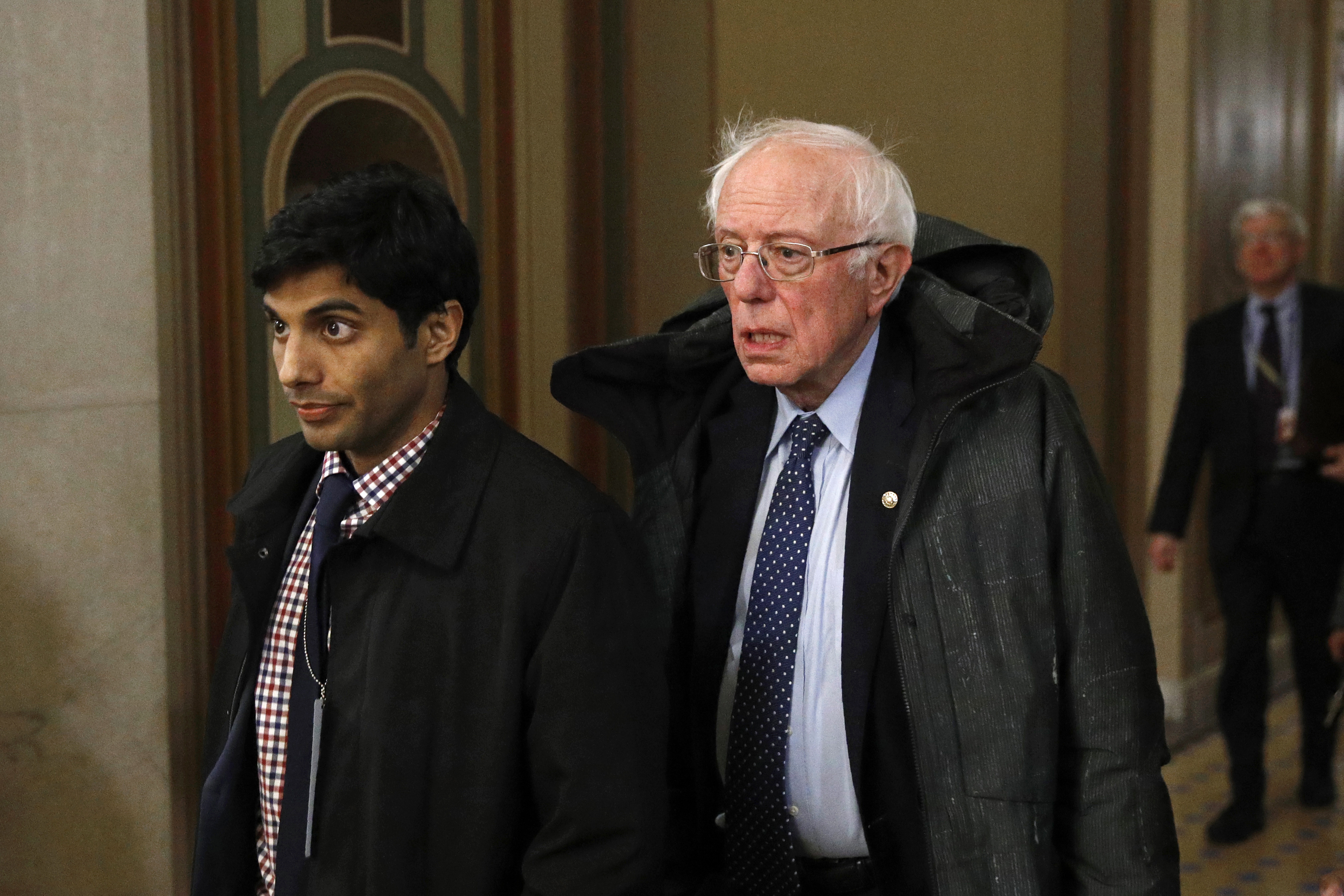 Postal workers union with 200,000 members endorses Sanders