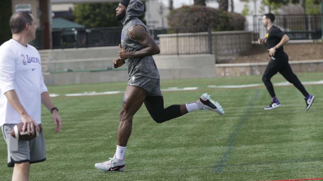 Lakers play outside to lighten spirits after Bryant's death