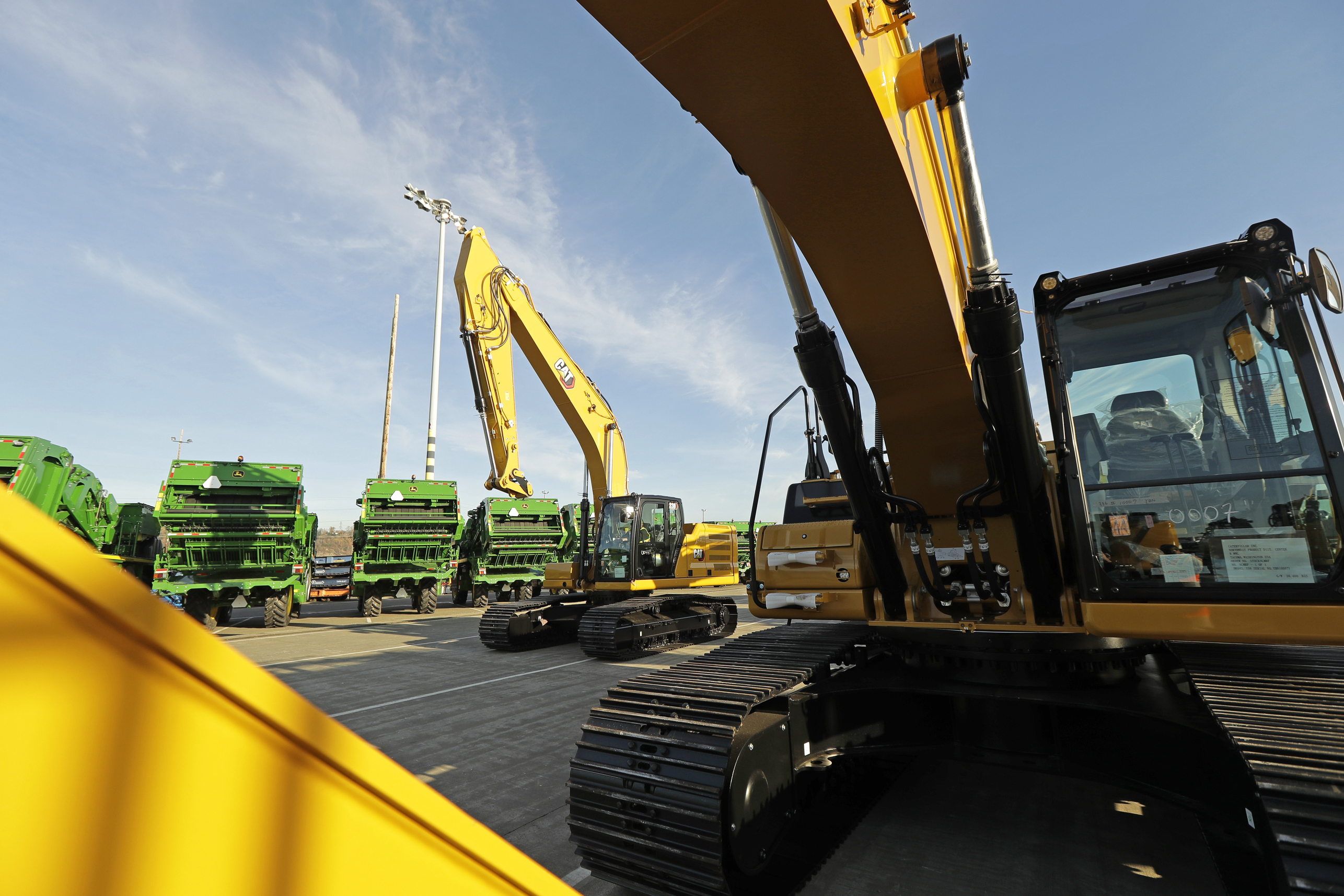 Caterpillar 4Q profit rises despite sales decline