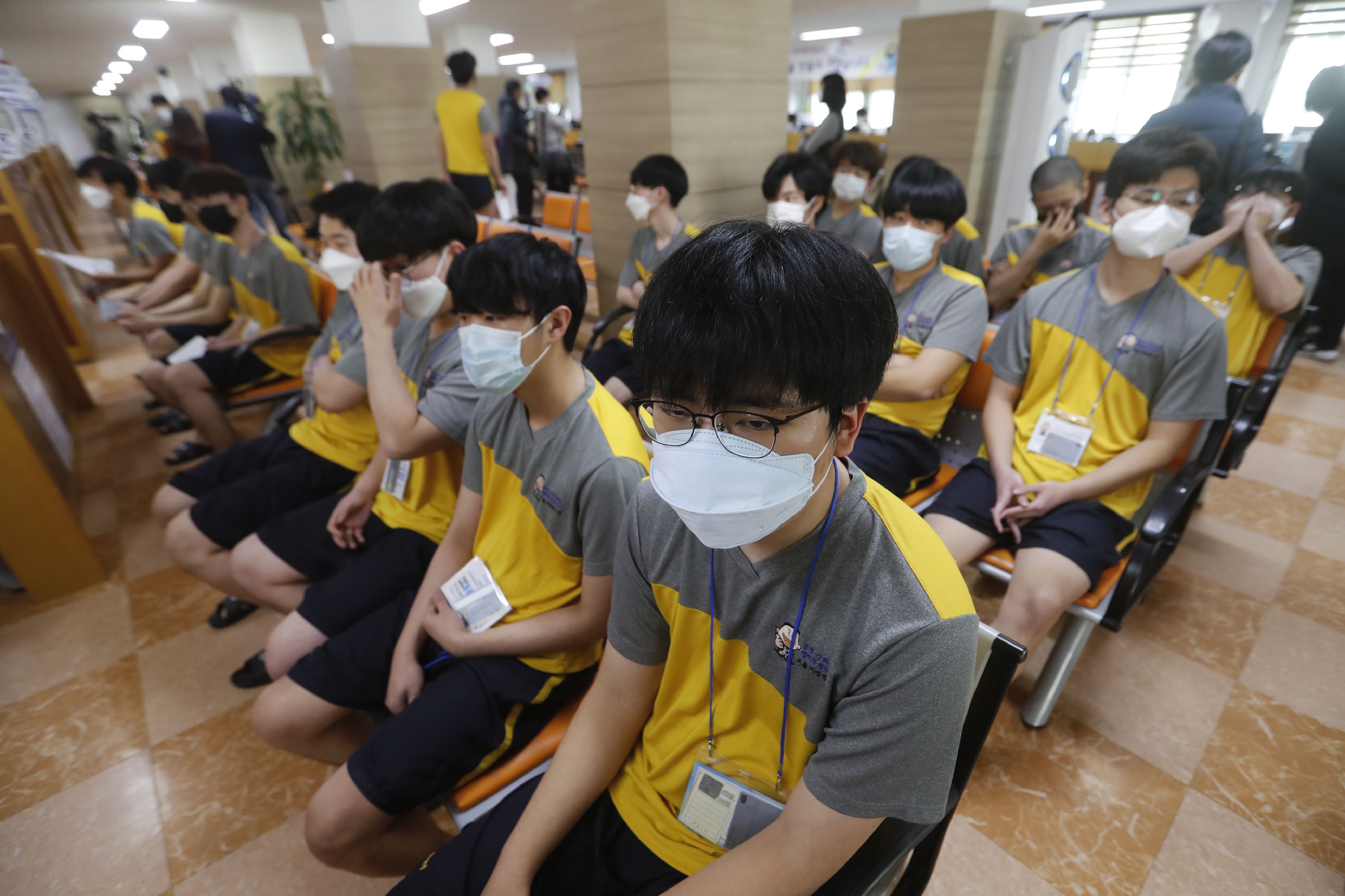 South Korean prospective soldiers wearing masks wait to receive a medical checkup at the Seoul office of the Military Manpower Administration in Seoul, Monday, Feb. 3, 2020. Photo: Ahn Young-joon, AP Photo