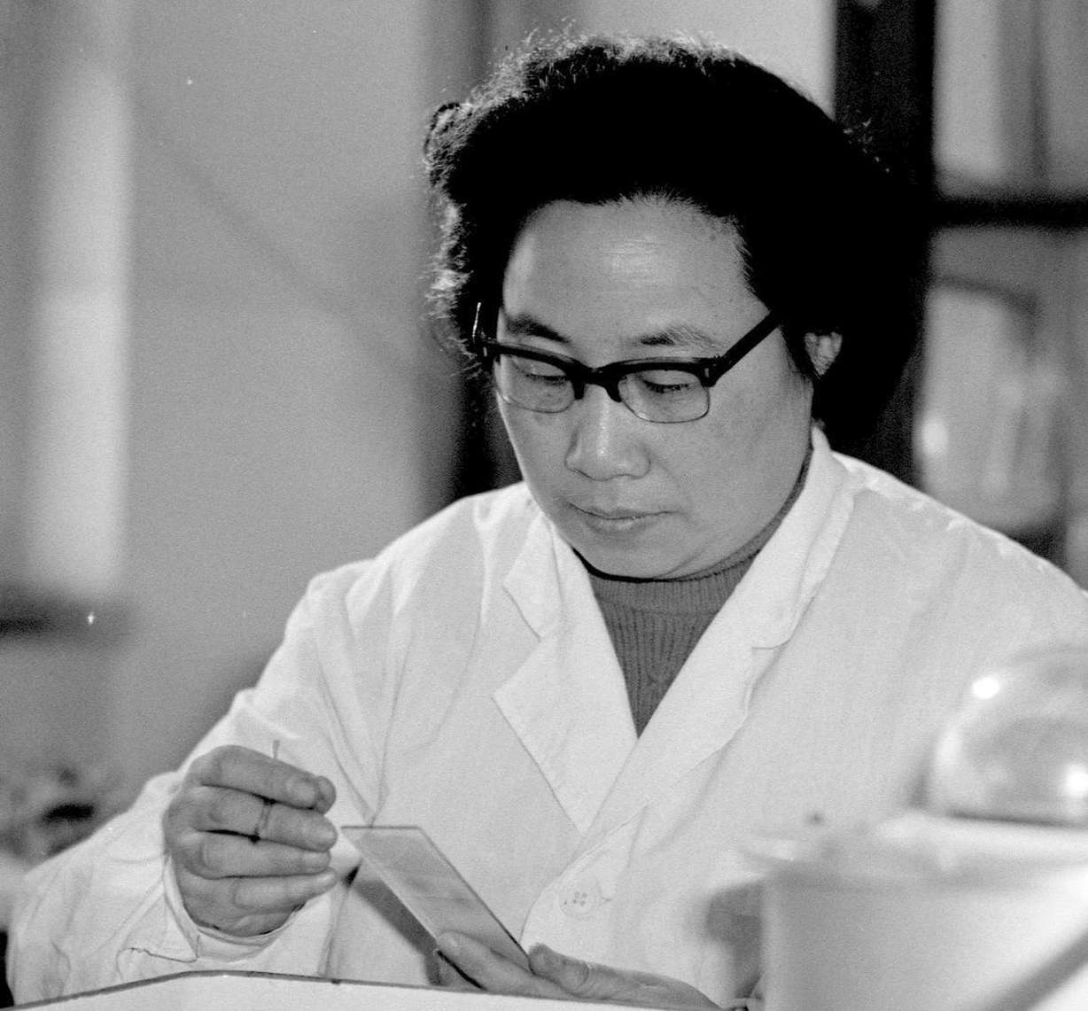 This photo taken in the 1980s released by Xinhua News Agency on Monday Oct. 5, 2015 shows Tu Youyou, a pharmacologist with the China Academy of Chinese Medical Sciences in Beijing, working on artemisinin, a drug therapy for malaria. Photo: Yang Wumin/Xinhua/AP