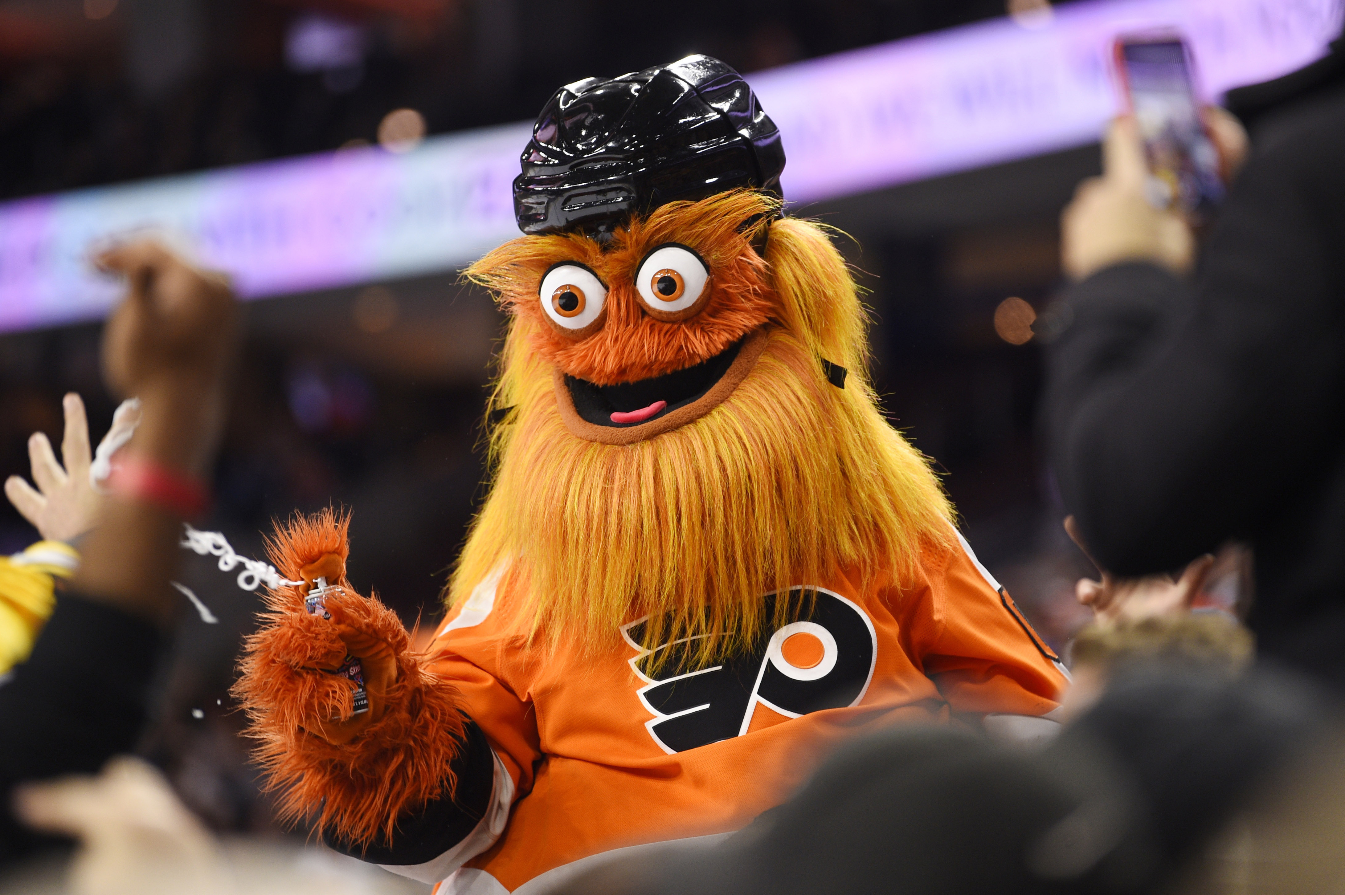 Flyers mascot cleared of claim he punched teenage fan