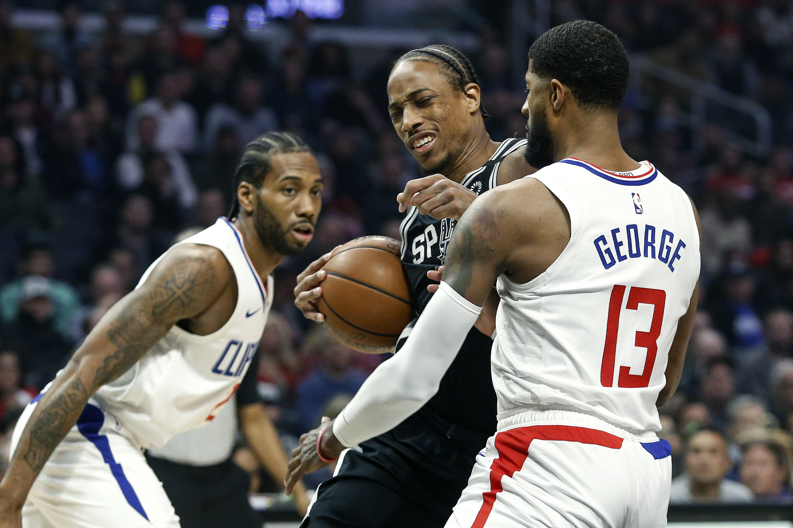 Clippers rally in 4th quarter to edge Spurs 108-105