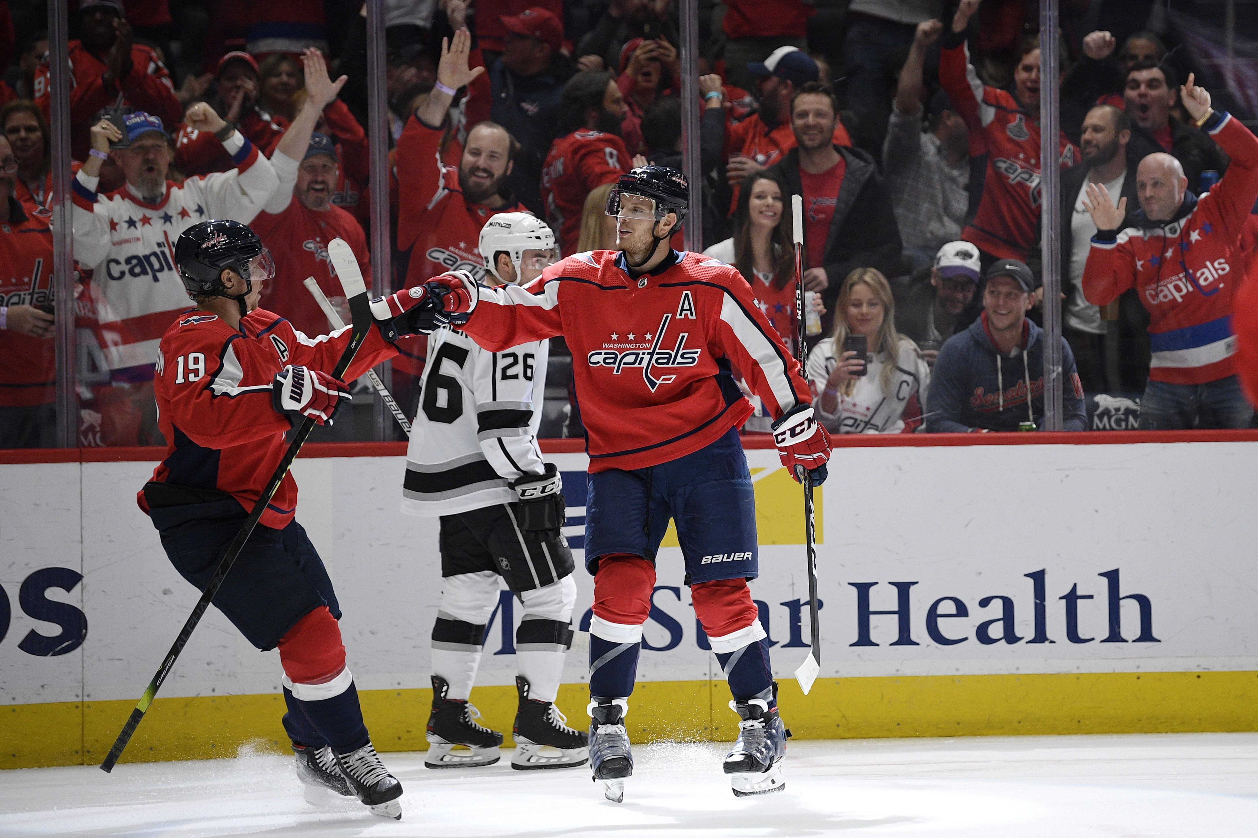 Ovechkin near 700 after 27th hat trick; Caps beat Kings 4-2