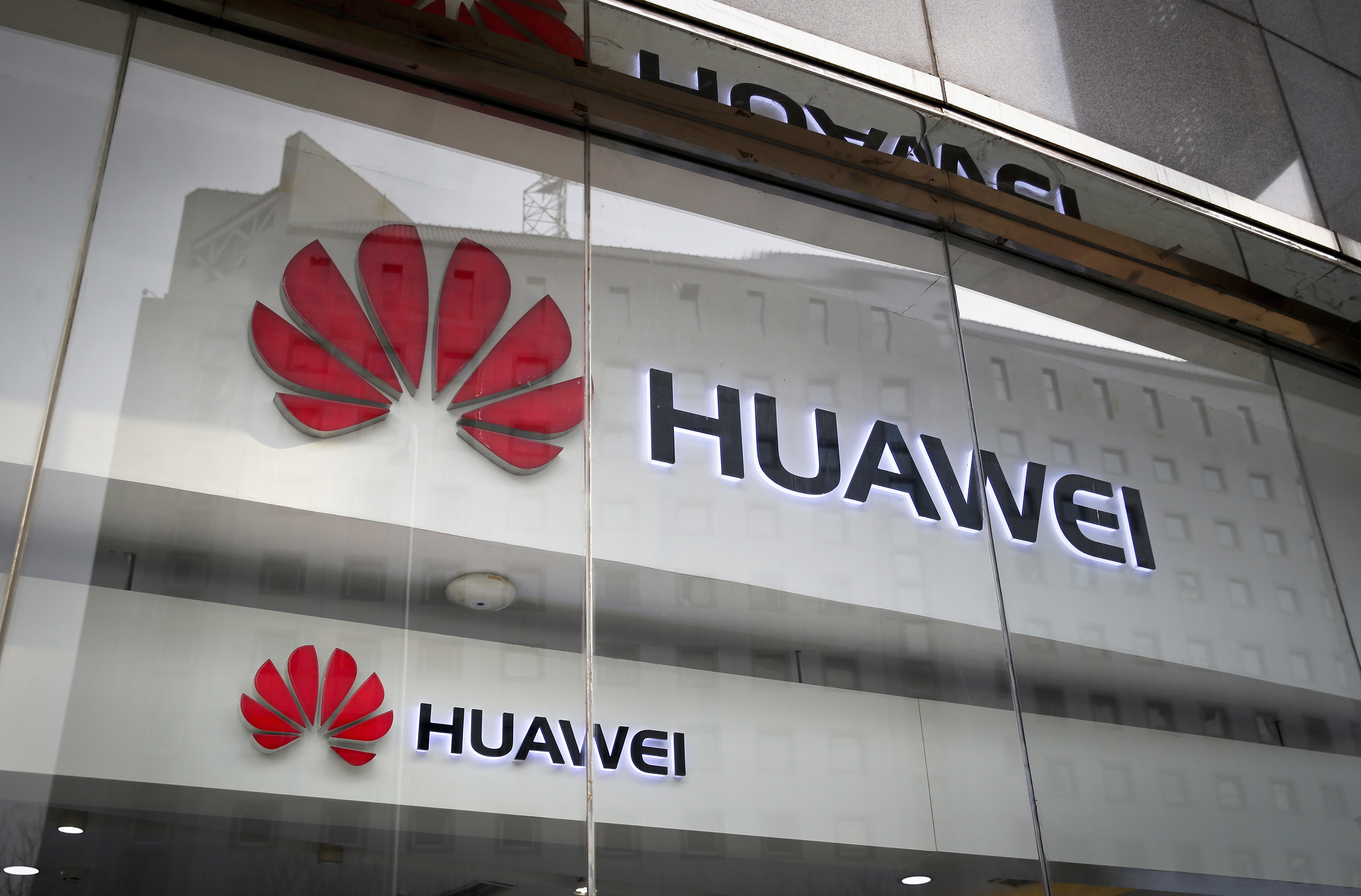 Huawei, guarding US business, says Verizon violated patents