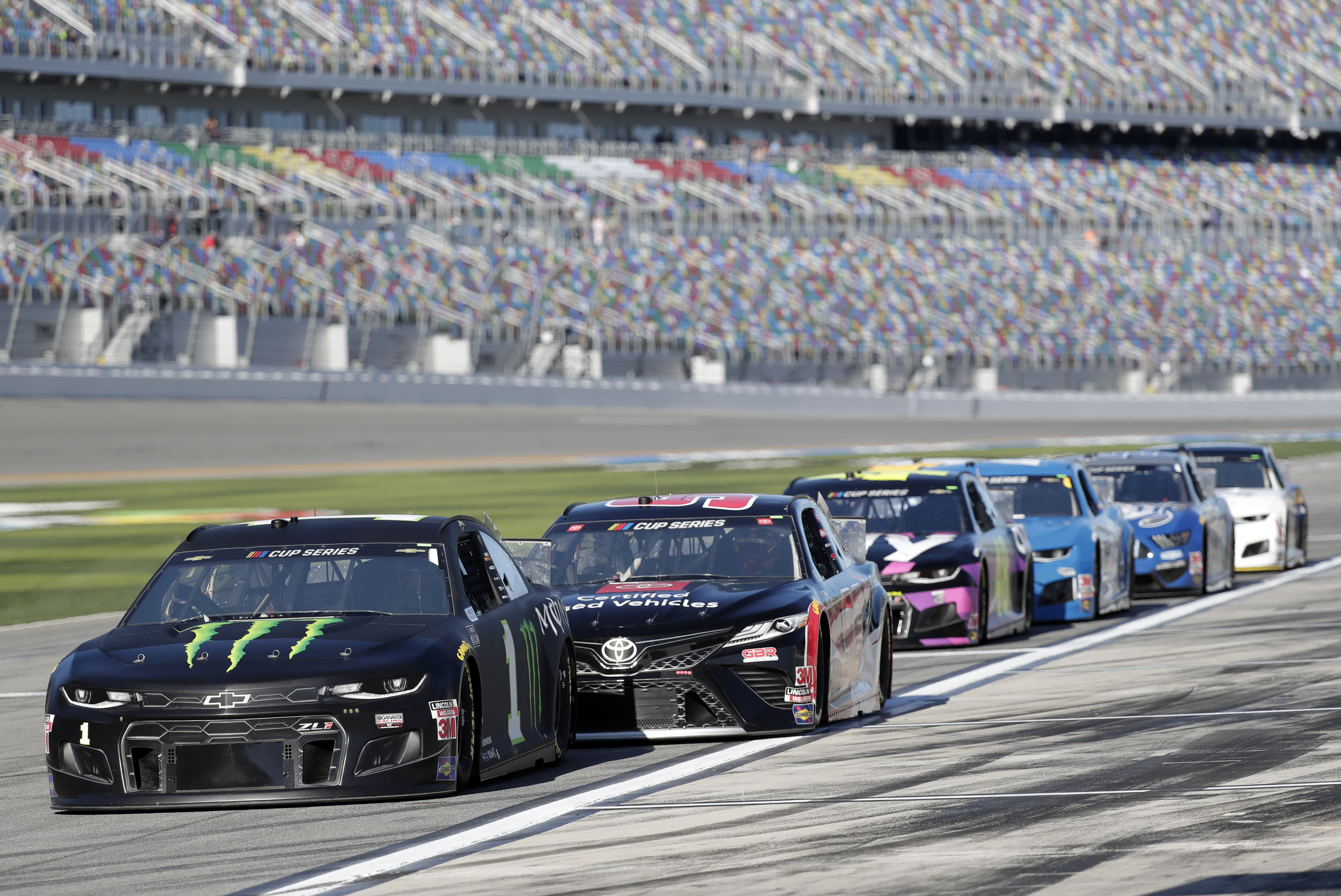 Stenhouse wins Daytona 500 pole in debut with new team