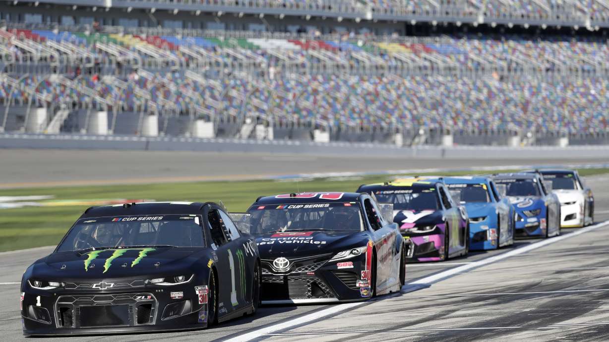 Stenhouse wins Daytona 500 pole in debut with new team