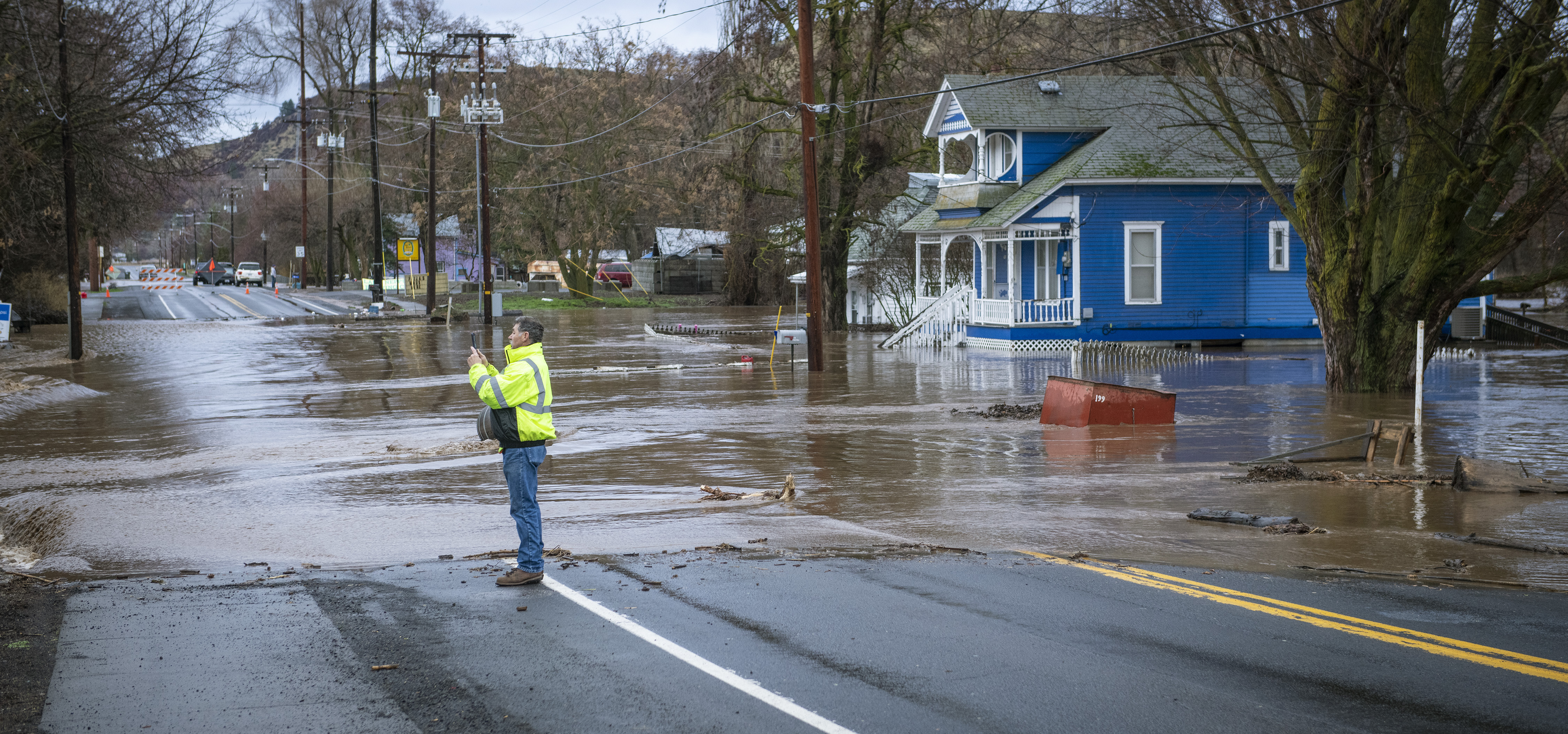 Freeway partially reopens after Oregon flood, residents back