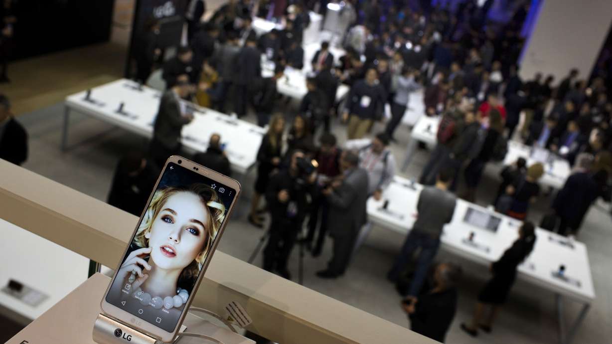 Virus fears play out ahead of shrinking global tech event