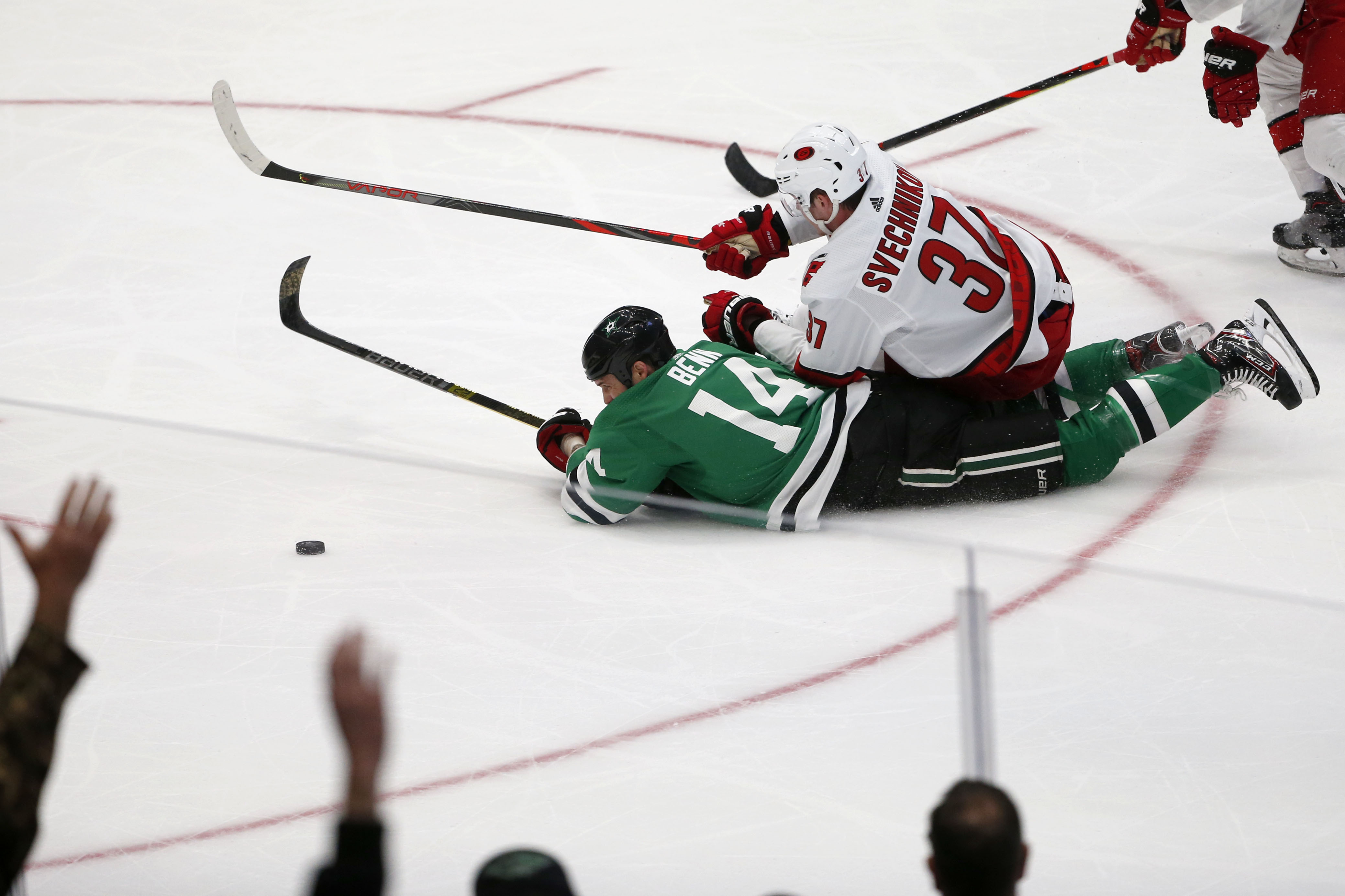Benn scores 2 goals, gets 3 as Stars beat Hurricanes 4-1