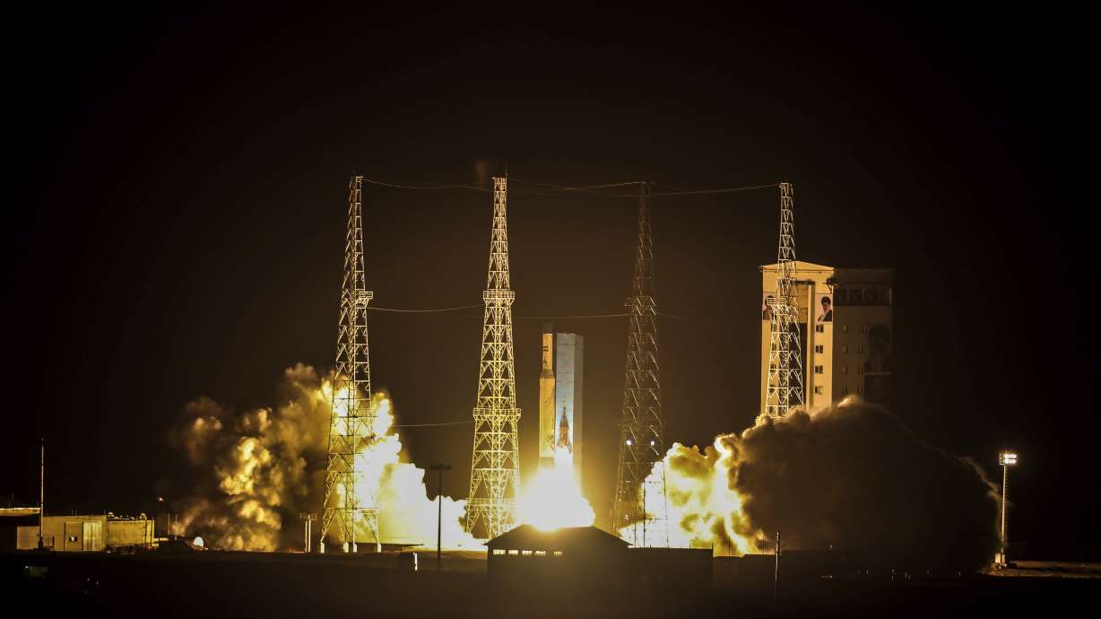 Iranian minister apologizes over mock spacesuit post