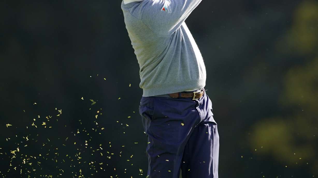 Kuchar shoots 64 to lead Riviera; Tiger wastes strong start