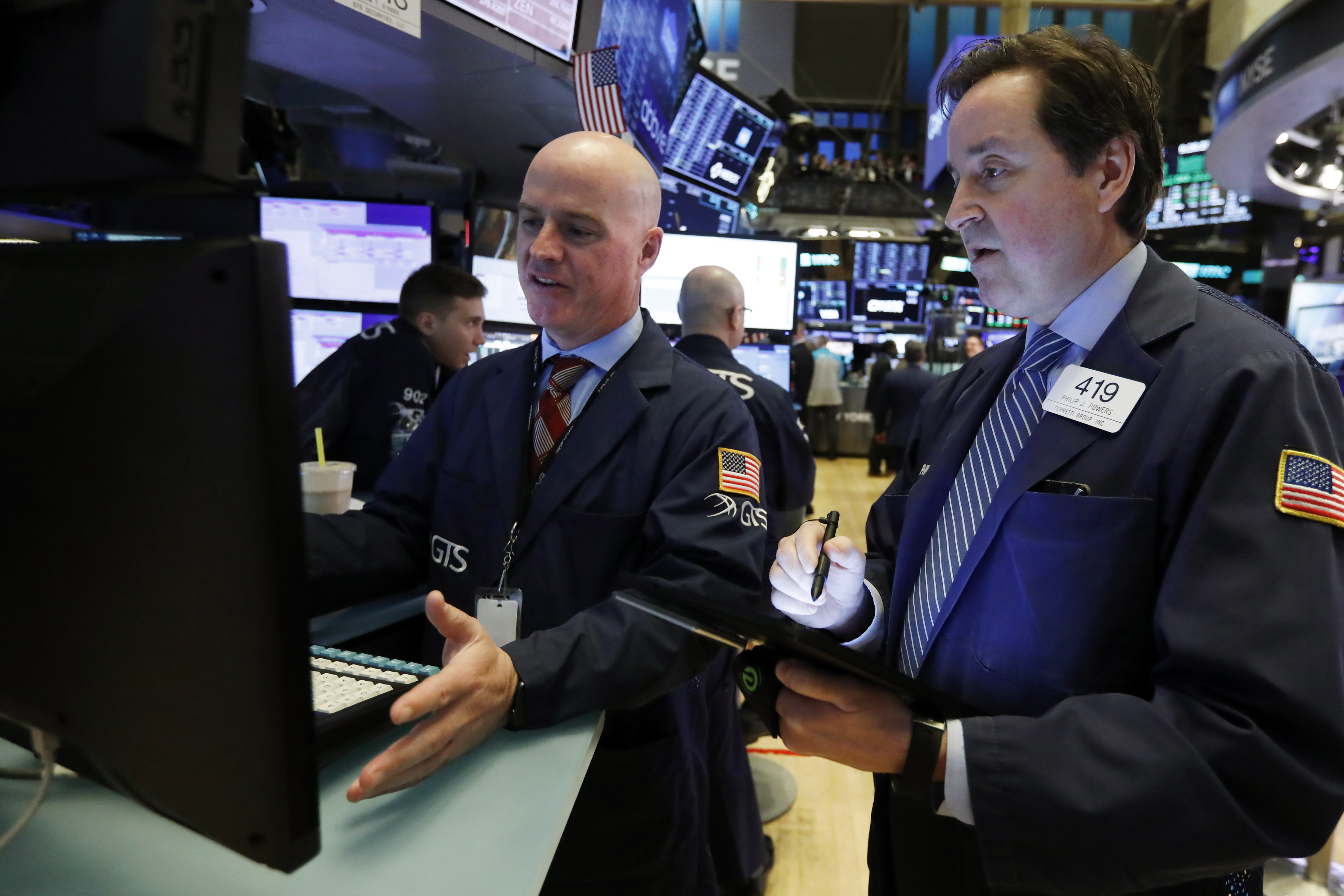 US stocks edge higher in midday, head for weekly gains