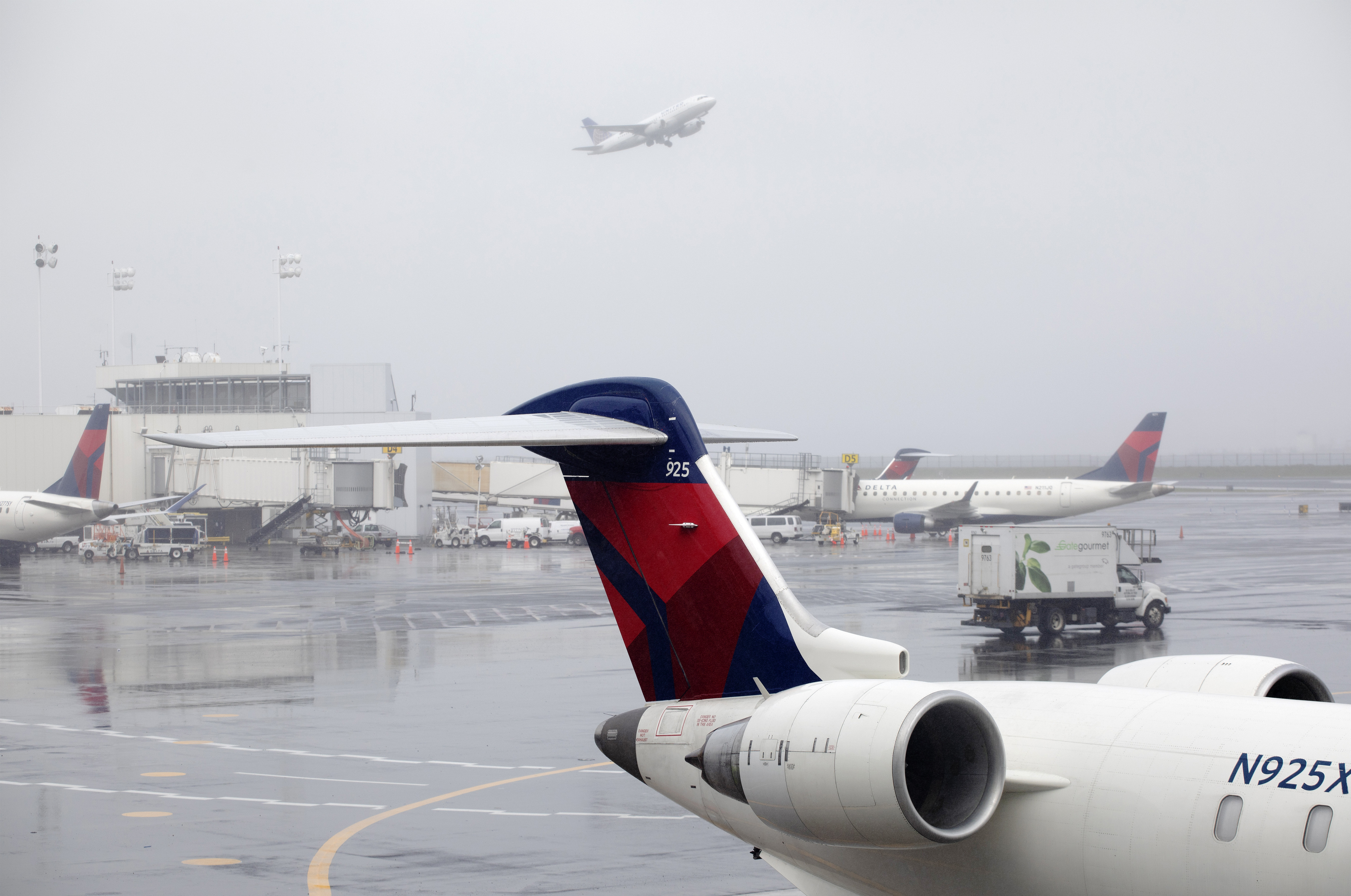 Delta says it will invest $1 billion to cut carbon emissions