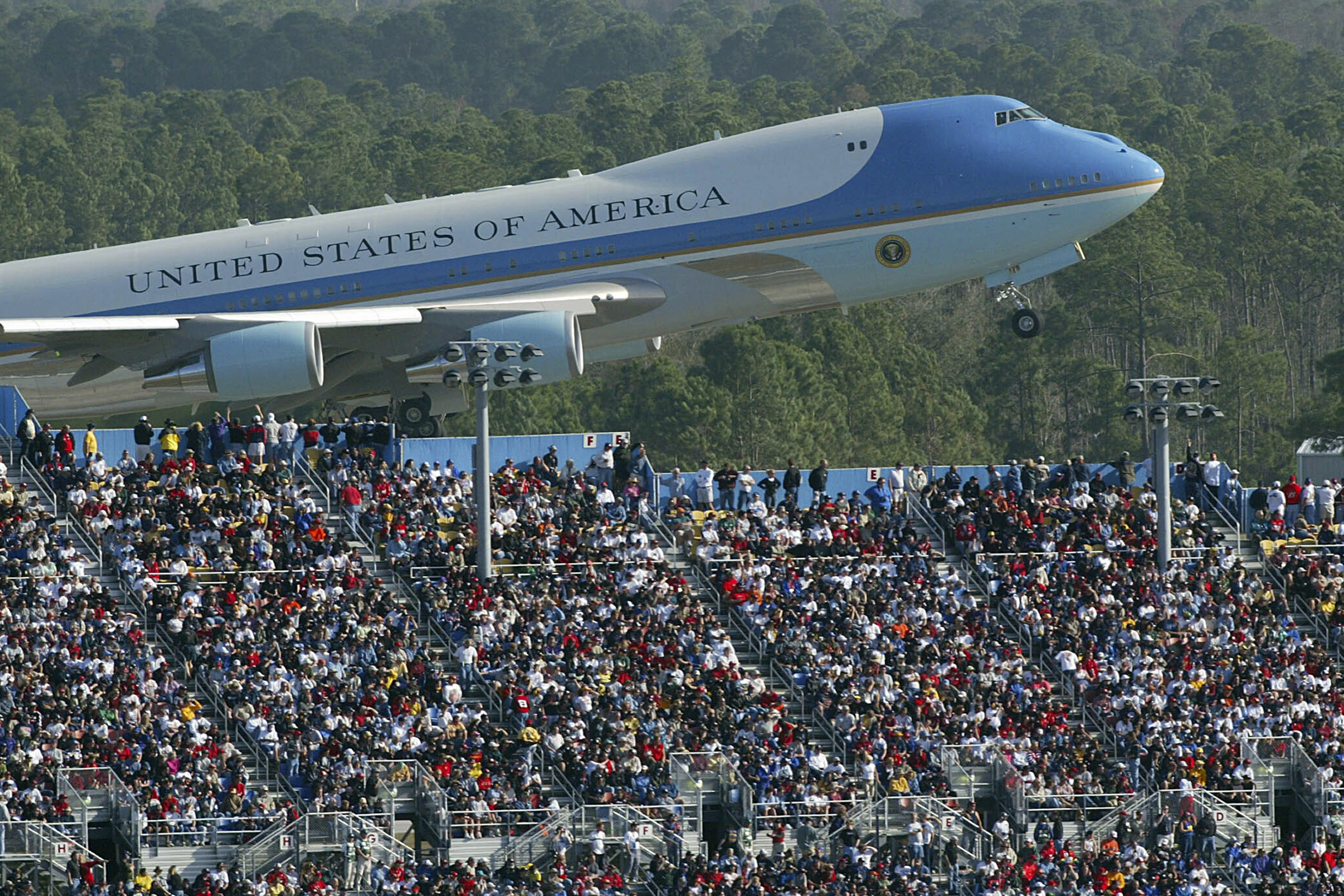 Trump looks to rev up his base at Daytona 500