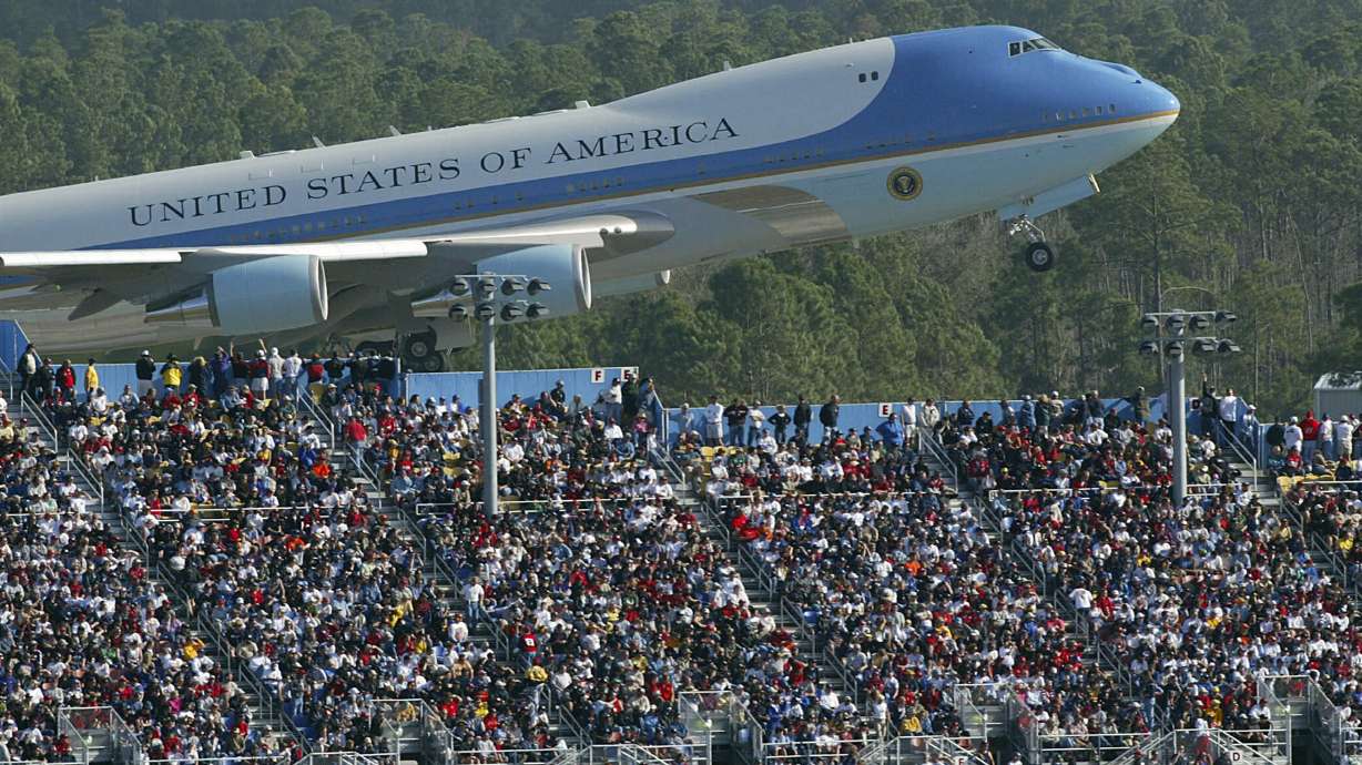 Trump looks to rev up his base at Daytona 500