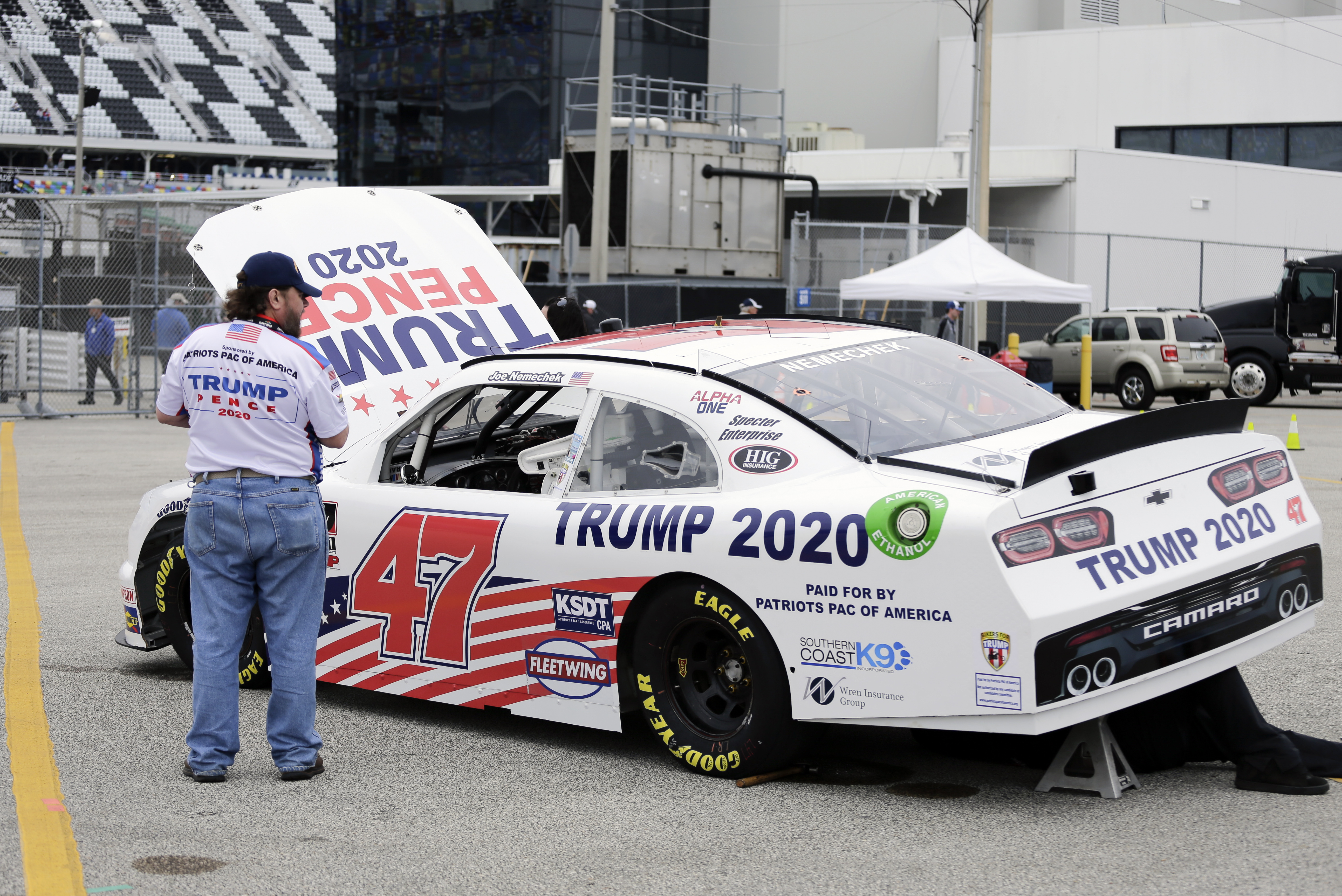 Trump takes Daytona 500 warmup lap in presidential limousine