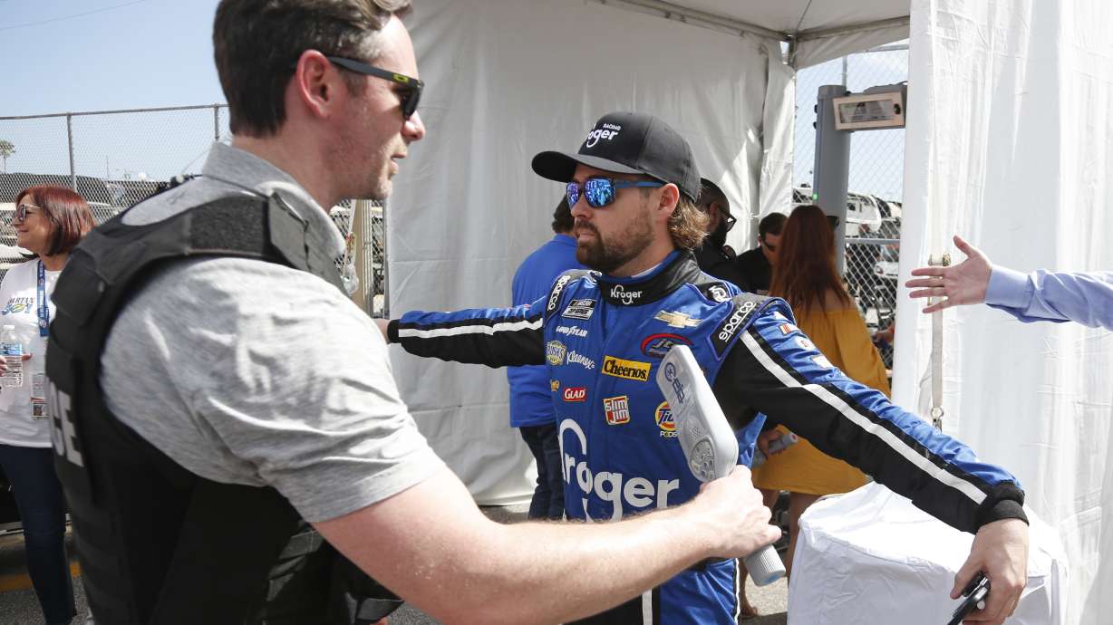 Trump fans wait in long lines to see president, Daytona 500