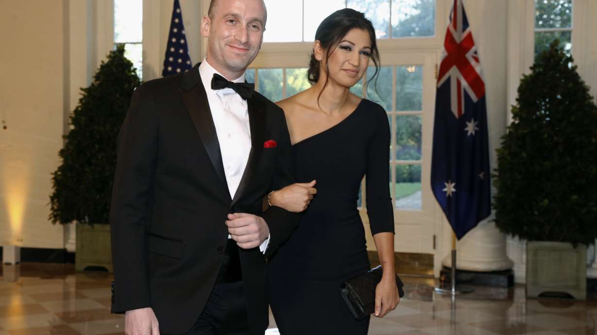 Trump attends wedding of key White House aides